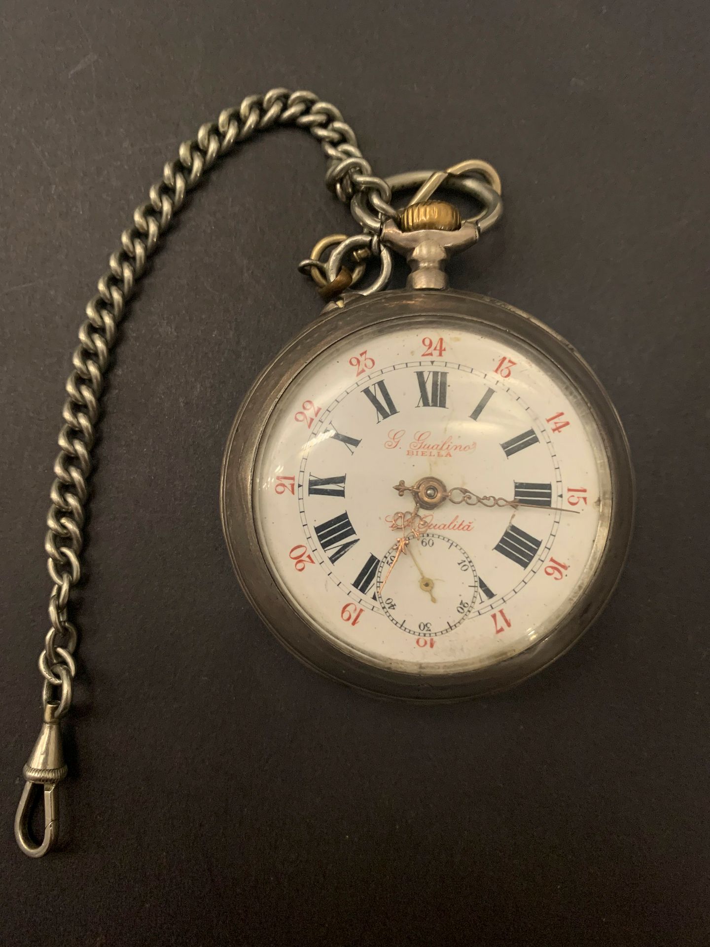 
Une grosse montre gousset en argent (800°/°°). G.Gualino - Biella. Poids brut : 115,4 g

On joint une chaine de montre en métal
