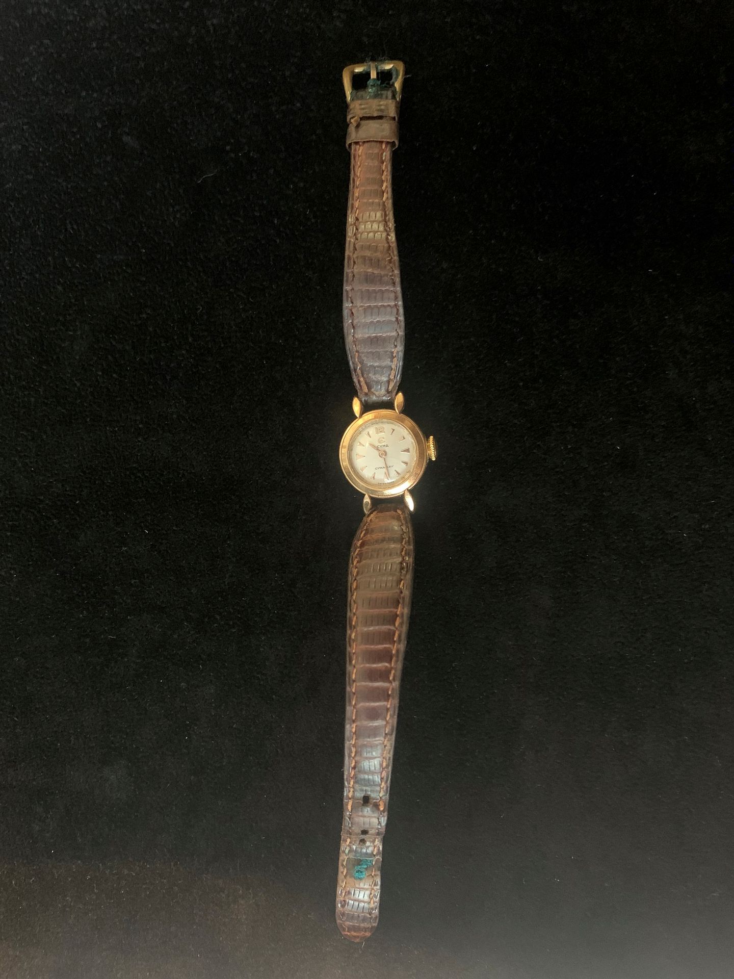 
CYMA. Montre bracelet de dame en or.(18K). Bracelet cuir.

Poids brut : 12 g
