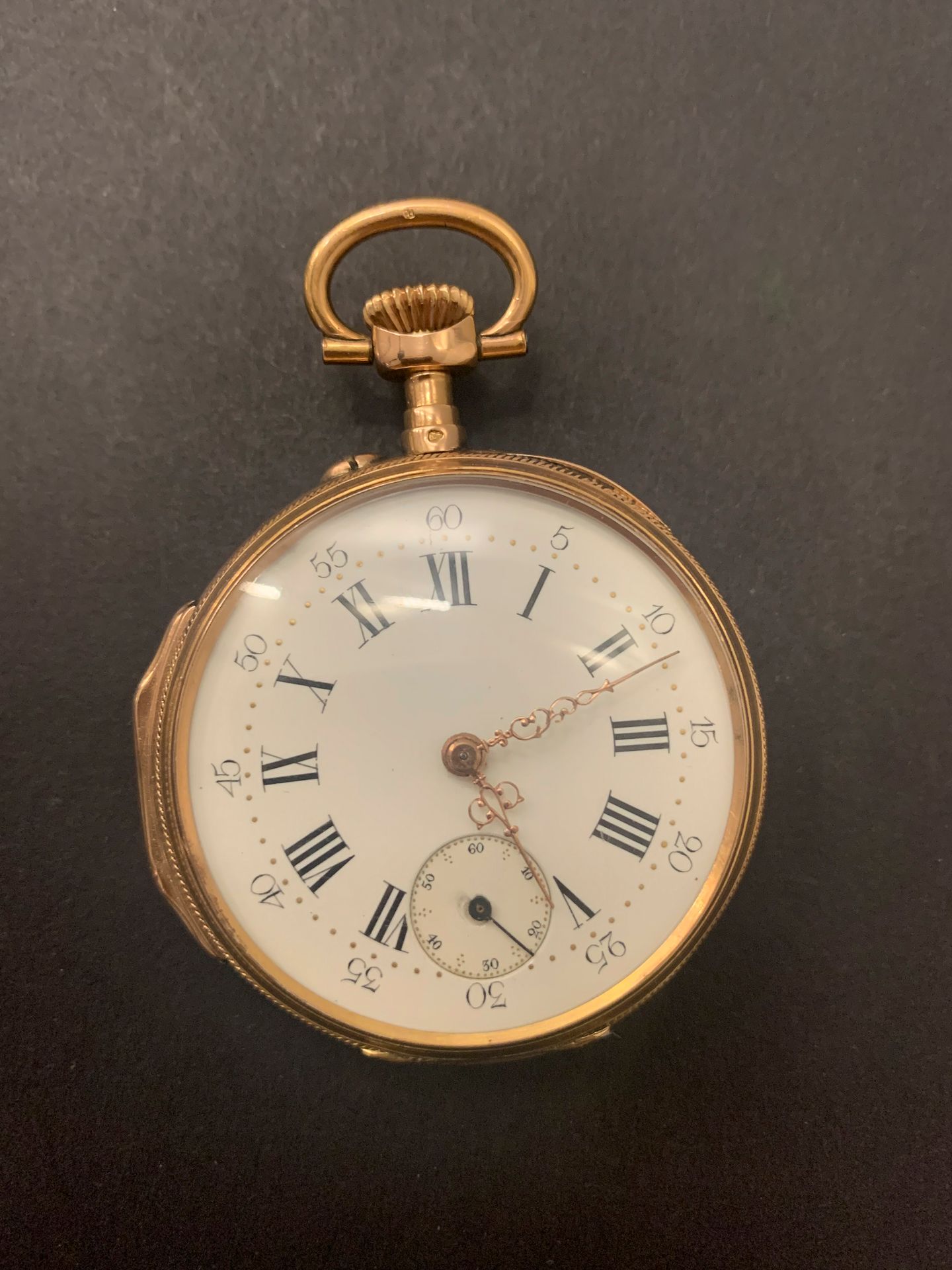 
Une montre gousset en or (18K) double paroie. Poids brut : 62,9 g

En état de marche.
