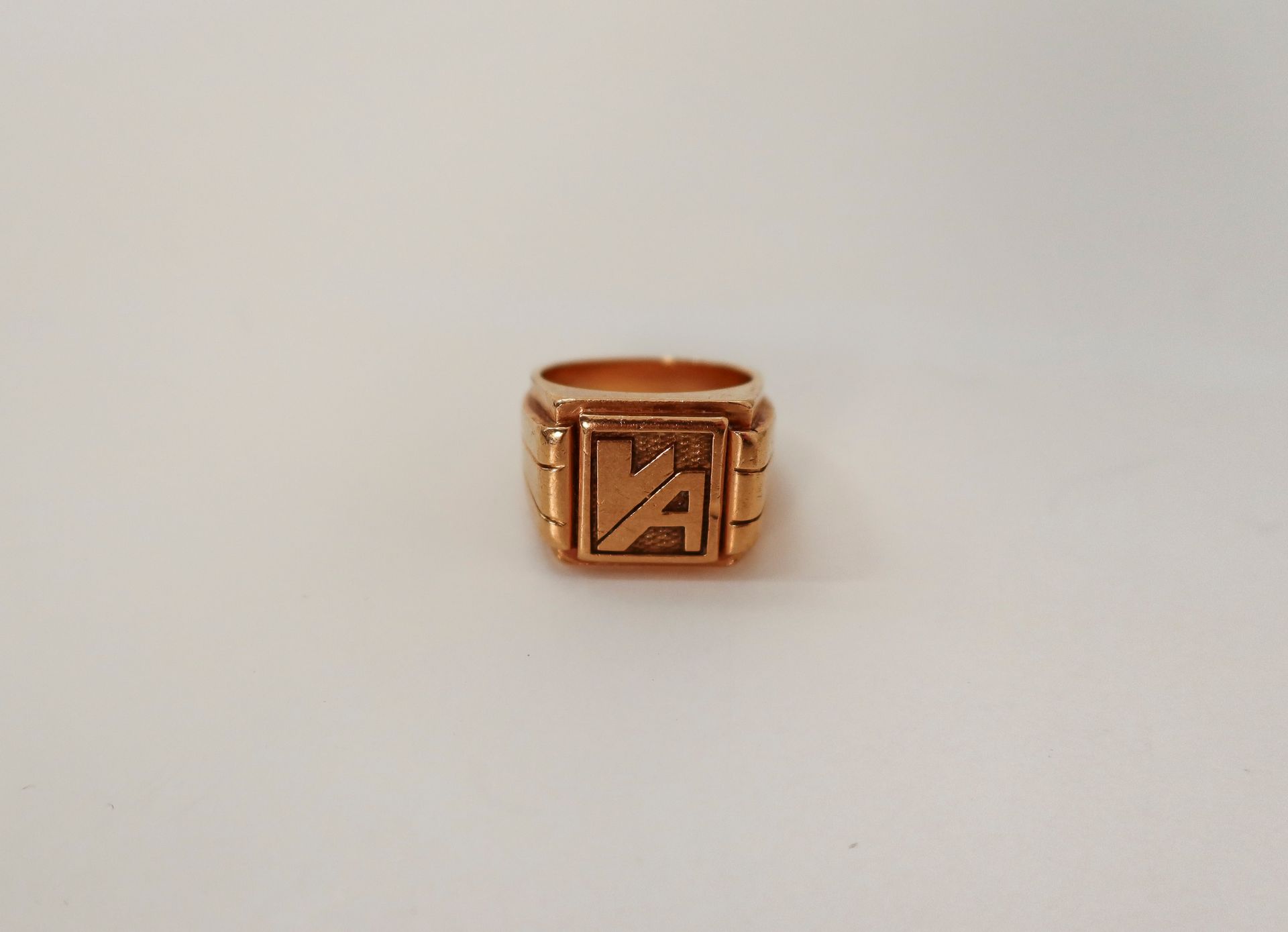 
Une chevalière d'homme en or (18K) lettrée VA. Poids : 25,8 g
