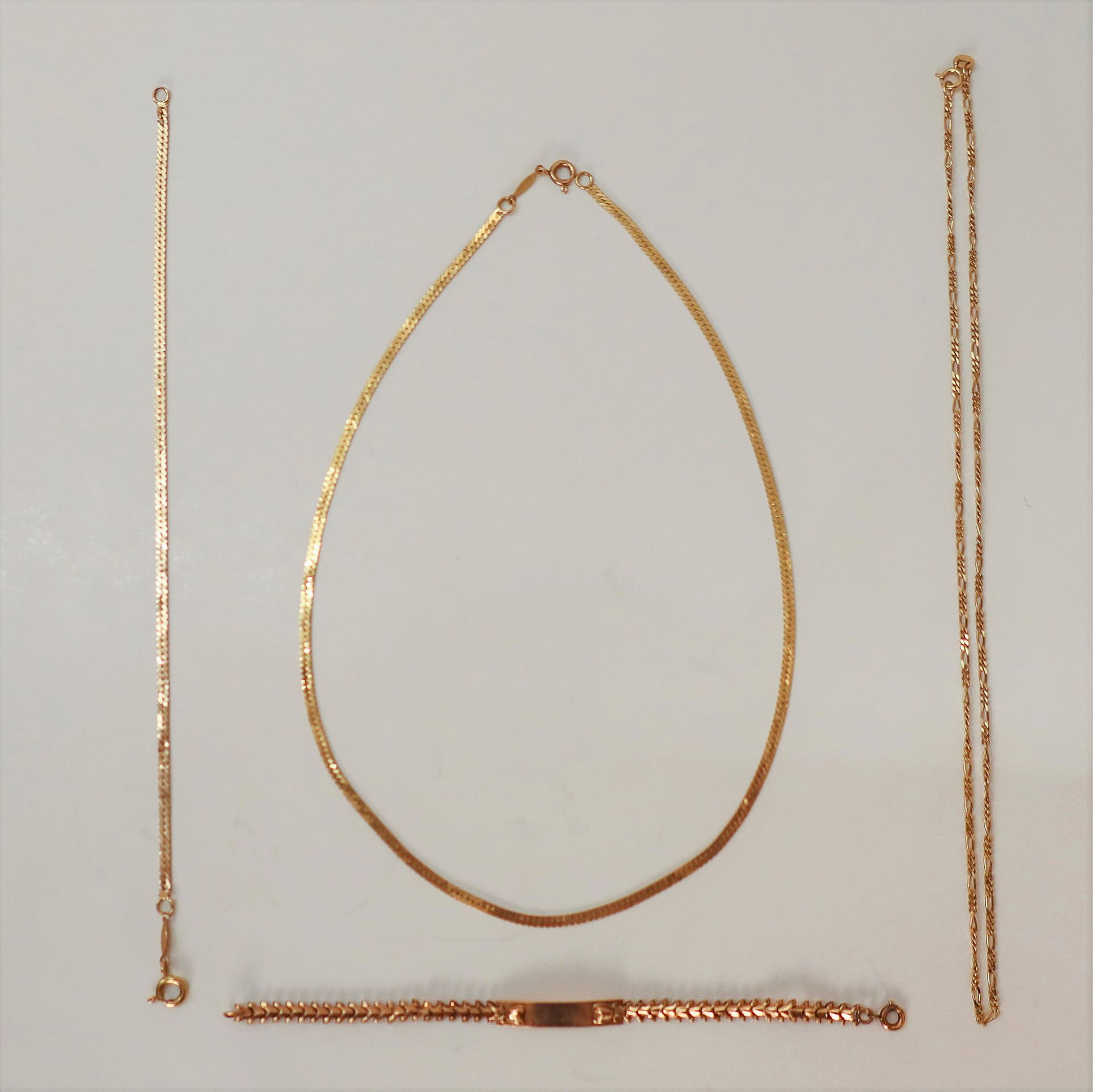 
Lot de bijoux en or (18K et 14K) .Poids : 15,8 g 

- un collier chaine et une gourmette en or (18K). Poids : 9,9 g

- une chainette et un bracelet (14K). Poids : 5,9 g
