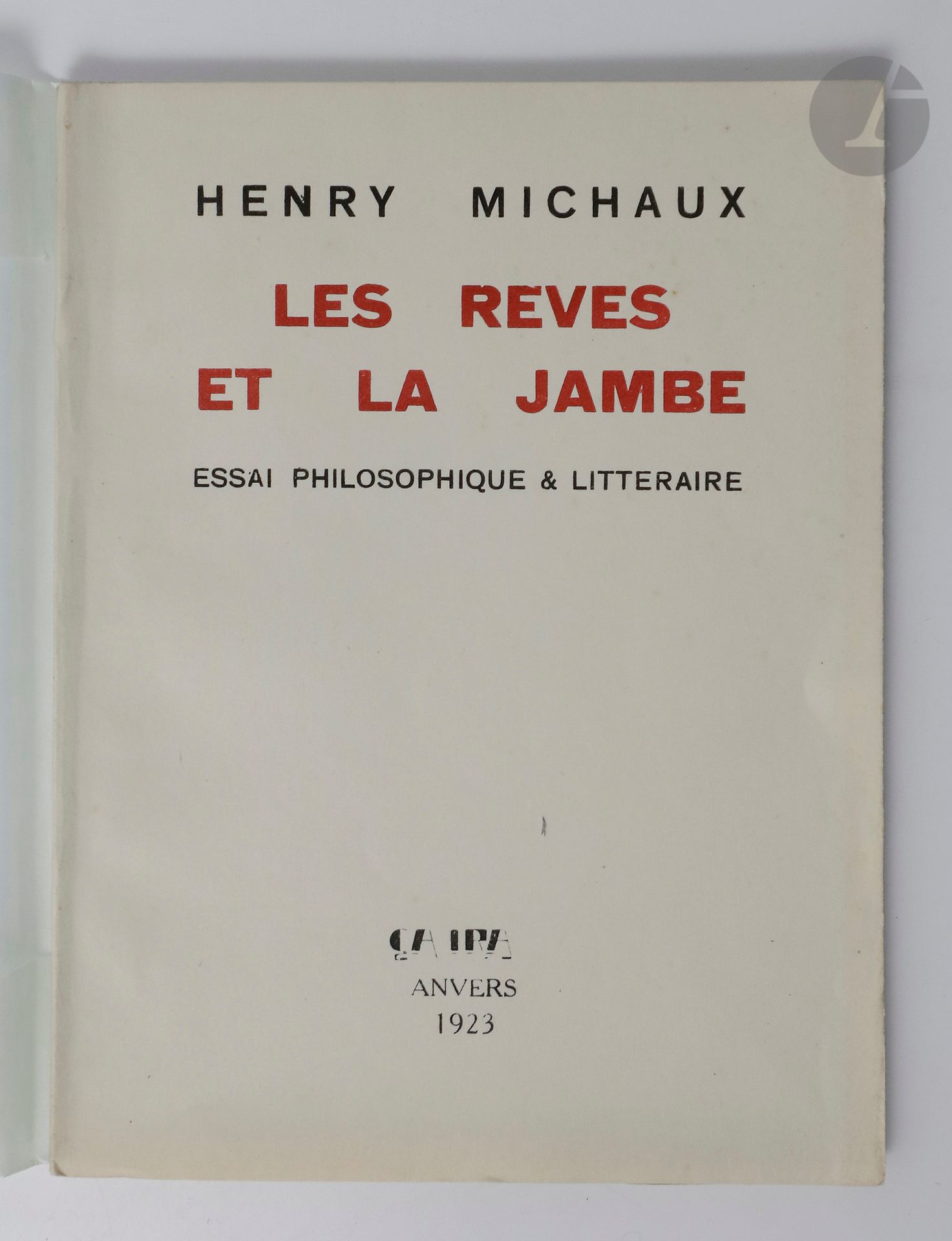 MICHAUX (Henri).
Les Rêves et la jambe. Essai philosophique & littéraire.
Anvers : Ça ira !, 1923. — In-16, broché.
Édition originale du premier livre de Michaux, alors âgé de 23 ans. Comme ce fut le cas jusqu’en 1929, année de la publication de Mes propriétés, Michaux orthographiait encore son prénom avec un y.
L’édition fut publiée par une maison confidentielle, animée par le poète anversois Paul Meuheys. Le tirage fut en partie financé par Michaux, et le nombre annoncé de 400 exemplaires sur vélin fut sans doute très inférieur. Une partie du tirage aurait été détruite par l’auteur, et, selon A. Griset, en dehors de 33 exemplaires de presse et de 30 autres remis à l’auteur, fort peu d’exemplaires auraient circulé. (L’édition originale de Les Rêves et la jambe, in Le livre et l’estampe, n° 36, 1990, p. 133.)
Exemplaire très bien conservé, portant le numéro 313.