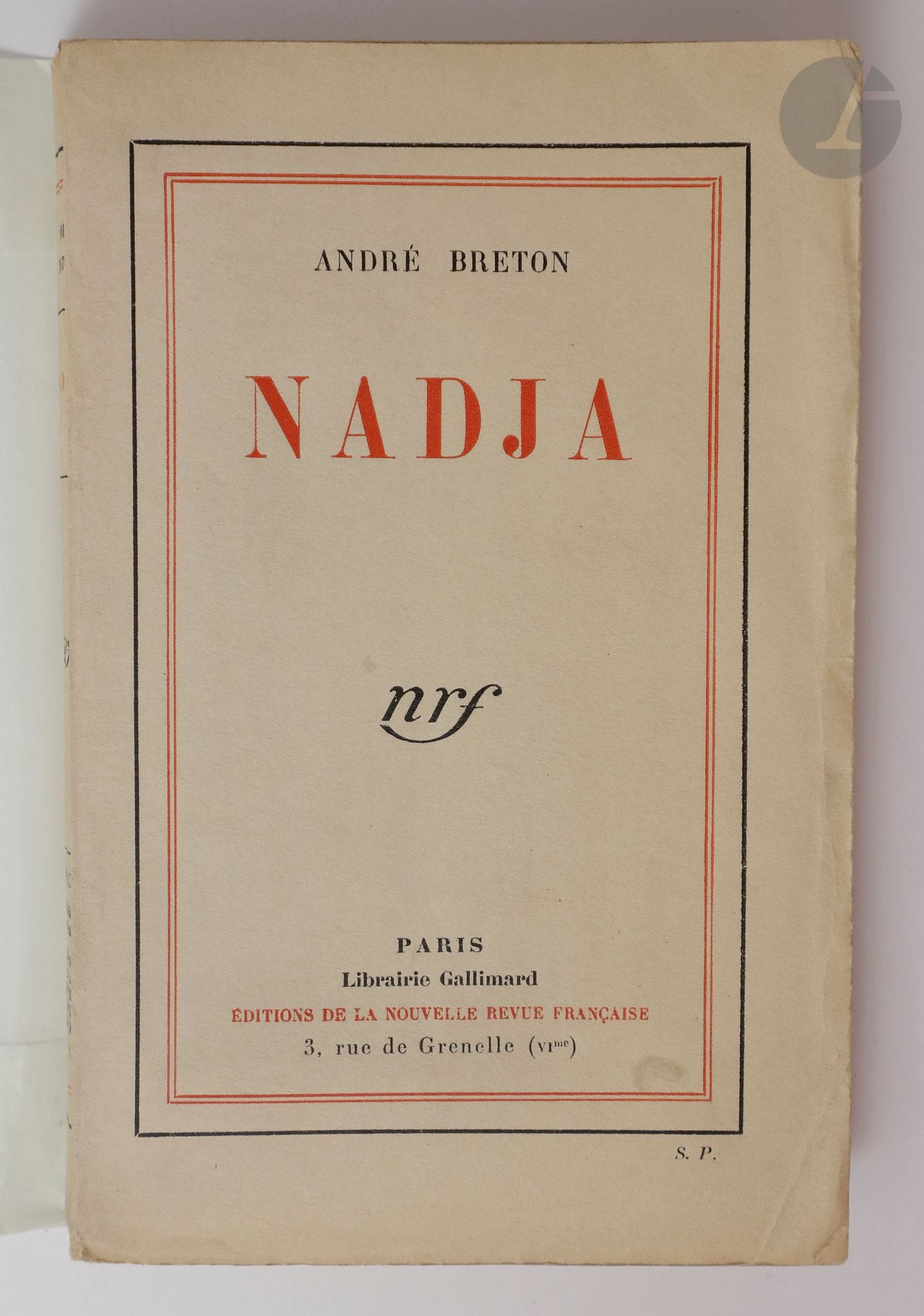 BRETON (André).
Nadja.
Paris : Nouvelle Revue Française, [1928]. — In-12, broché.
Édition originale de l'une des œuvres majeures d'André Breton, récit autobiographie de sa rencontre en octobre 1926 avec Léona Delcourt (1902-1941) qui se surnommait elle-même Nadja. Il s'agit de la première pièce entièrement narrative de l'auteur qui la considérera plus tard comme la clef de voûte de son œuvre.
L'édition est illustrée de 44 photographies reproduites à pleine page sur papier couché, relatives aux lieux et aux éléments mentionnés dans l'ouvrage.
Exemplaire du service de presse, enrichi d'un envoi de l'auteur adressé à Janine Queneau, épouse de Raymond Queneau :
Ce livre // tout ce qui sombre // à Janine // tout ce qui s'envole // André.
Exemplaire très bien conservé malgré les feuillets brunis.