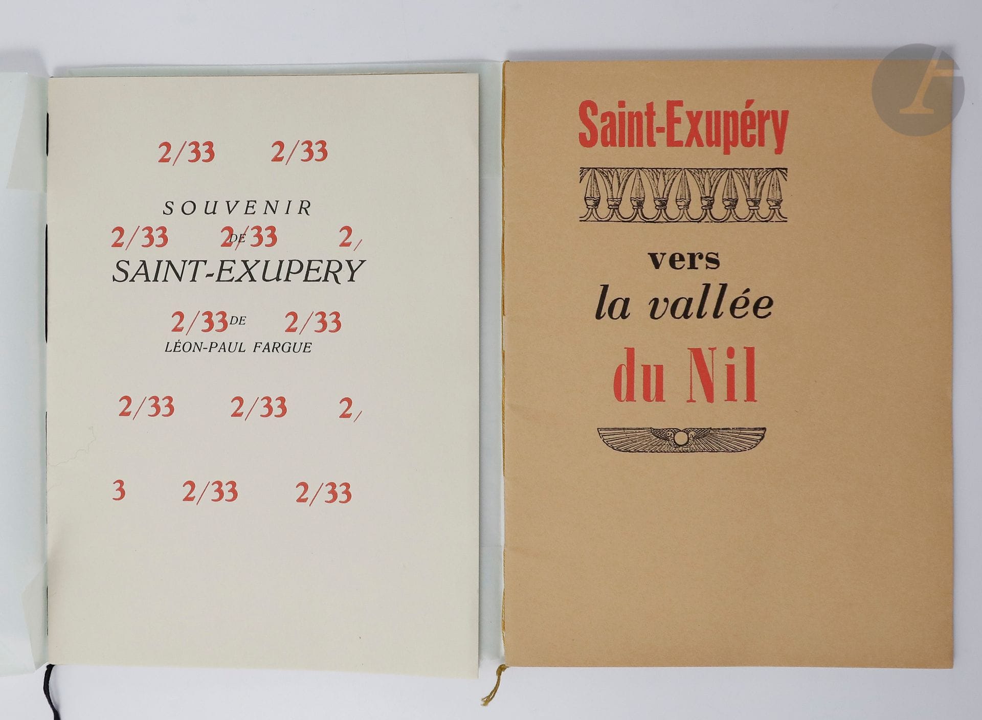 [SAINT-EXUPÉRY (Antoine de)] - FARGUE (Léon-Paul).
Souvenir de Saint-Exupéry.
Liège : Éditions Dynamo, Pierre Aelberts, 1945. — Plaquette in-12, broché.
Édition originale tirée à 48 exemplaires, de cette plaquette publiée en hommage à Saint-Exupéry.
Un des 40 exemplaires sur vergé (n° 43), parfaitement conservé.
On joint :
- SAINT-EXUPÉRY (Antoine de). Vers la vallée du Nil. Liège : Éditions Dynamo, Pierre Aelberts, 1945. — Plaquette in-12, broché.
Édition originale tirée à 49 exemplaires, de cette publication complétant la précédente de Léon-Paul Fargue.
Un des 40 exemplaires sur vélin (n° 27), parfaitement conservé.