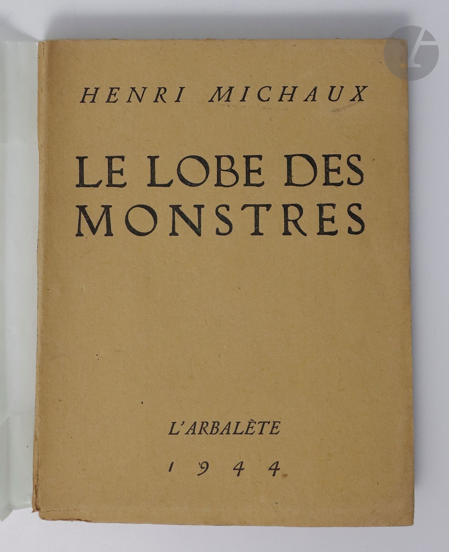 MICHAUX (Henri).
Le Lobe des monstres.
 [Décines] : L'Arbalète, 1944. — In-16, broché.
Édition originale tirée à 235 exemplaires, illustrée d’une composition en noir de l’auteur à pleine page. 
Très belle impression en caractères « Incunables » par Audin de Lyon, comprenant de grandes lettrines jaunes. 
Un des 230 exemplaires sur pur fil Lana (n° 65), très bien conservé.