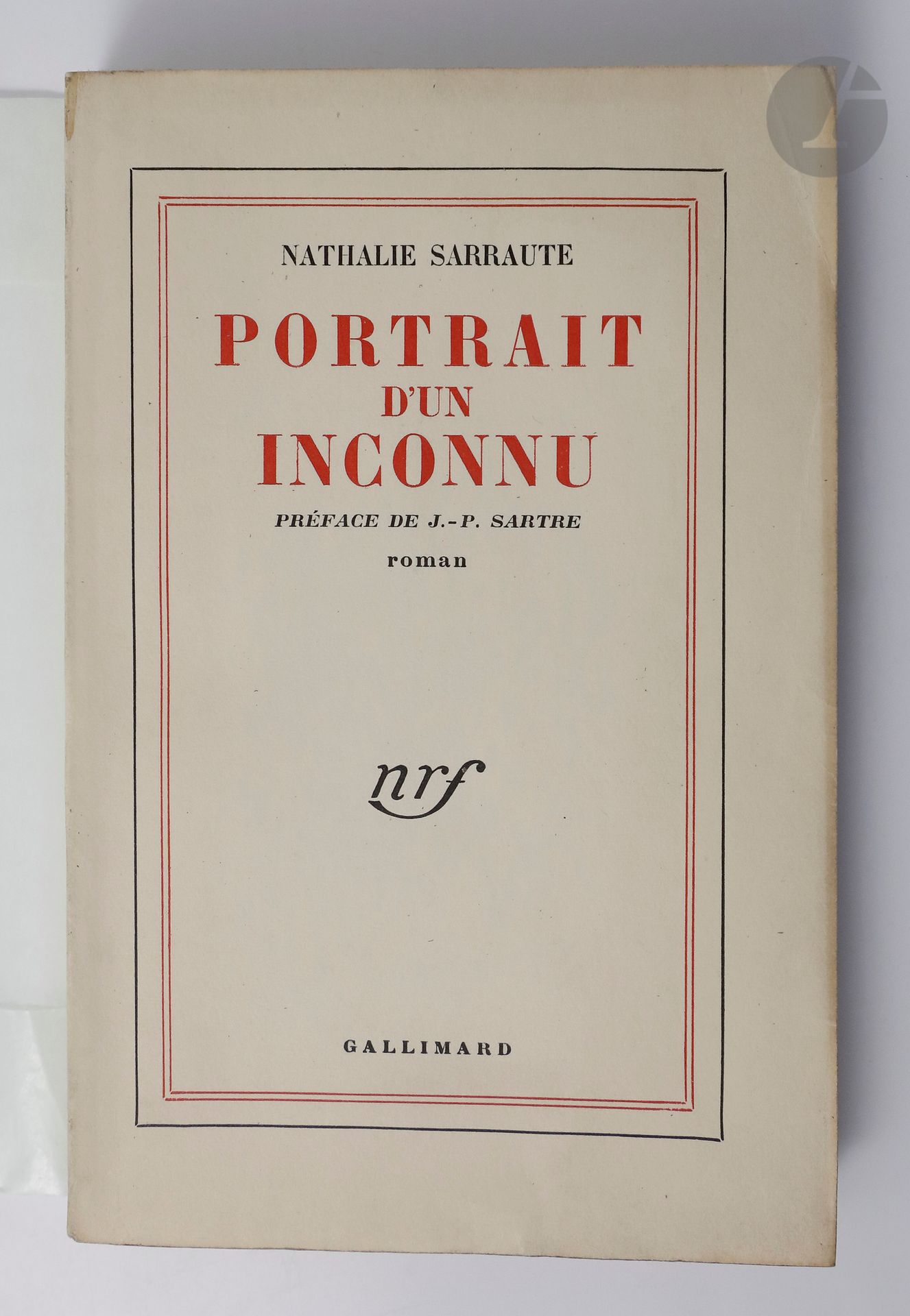 SARRAUTE (Nathalie).
Portrait d'un inconnu. Préface de J.-P. Sartre. Roman.
Paris : Gallimard, {1956]. — In-12, broché.
Édition originale dont il n'a pas été tiré de grands papiers.
Exemplaire du service de presse, enrichi d'un envoi autographe de l'auteur adressé à l'écrivain et philosophe Maurice Blanchot :
Pour Maurice Blanchot, // en sympathique hommage // Nathalie Sarraute
Exemplaire