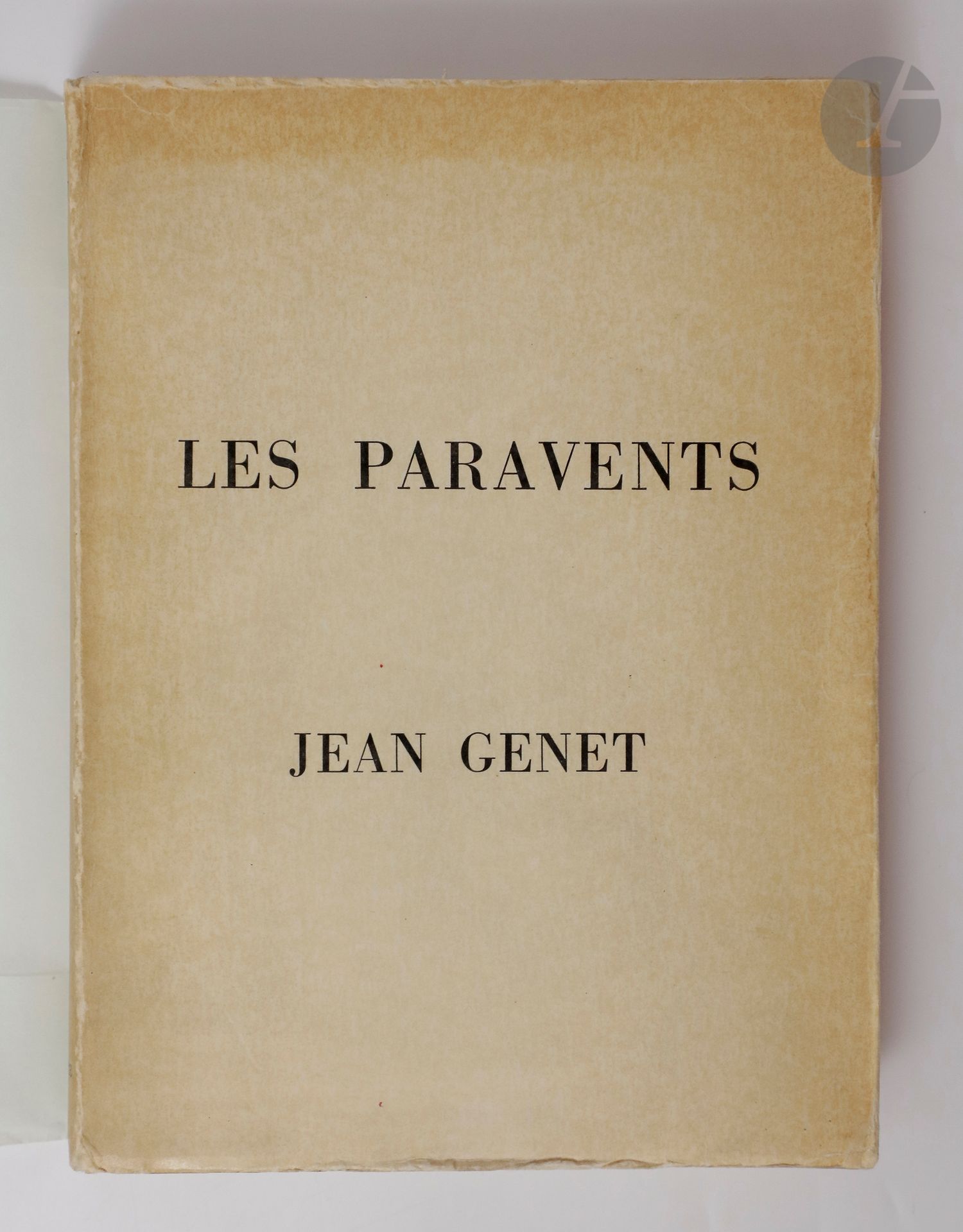 GENET (Jean).
Journal du voleur.
S.l. : Aux dépens d'un ami, [Genève : Albert Skira, 1948]. — In-4, en feuilles, couverture rempliée, étui.
Édition originale tirée à 410 exemplaires réservés aux seuls souscripteurs, de ce récit autobiographique dédié à Jean-Paul Sartre et Simone de Beauvoir. L'auteur y évoque sa vie de 1932 à 1940. Il s'agit d'une édition clandestine imprimée fin 1948 par l'éditeur genevois Albert Skira.
Un des 400 exemplaires sur vélin à la forme des papeteries de Lana (n° 14), portant la signature autographe de l'auteur à la justification.
Rousseurs éparses à l'intérieur de la couverture et sur les premiers et derniers feuillets.
On joint, du même auteur :
- Les Paravents. Décimes : Marc Barbezat, 1961. — In-12, broché.
Édition originale. Exemplaire sur papier bouffant.
Mouillure sur le bas du dos et du second plat de couverture.