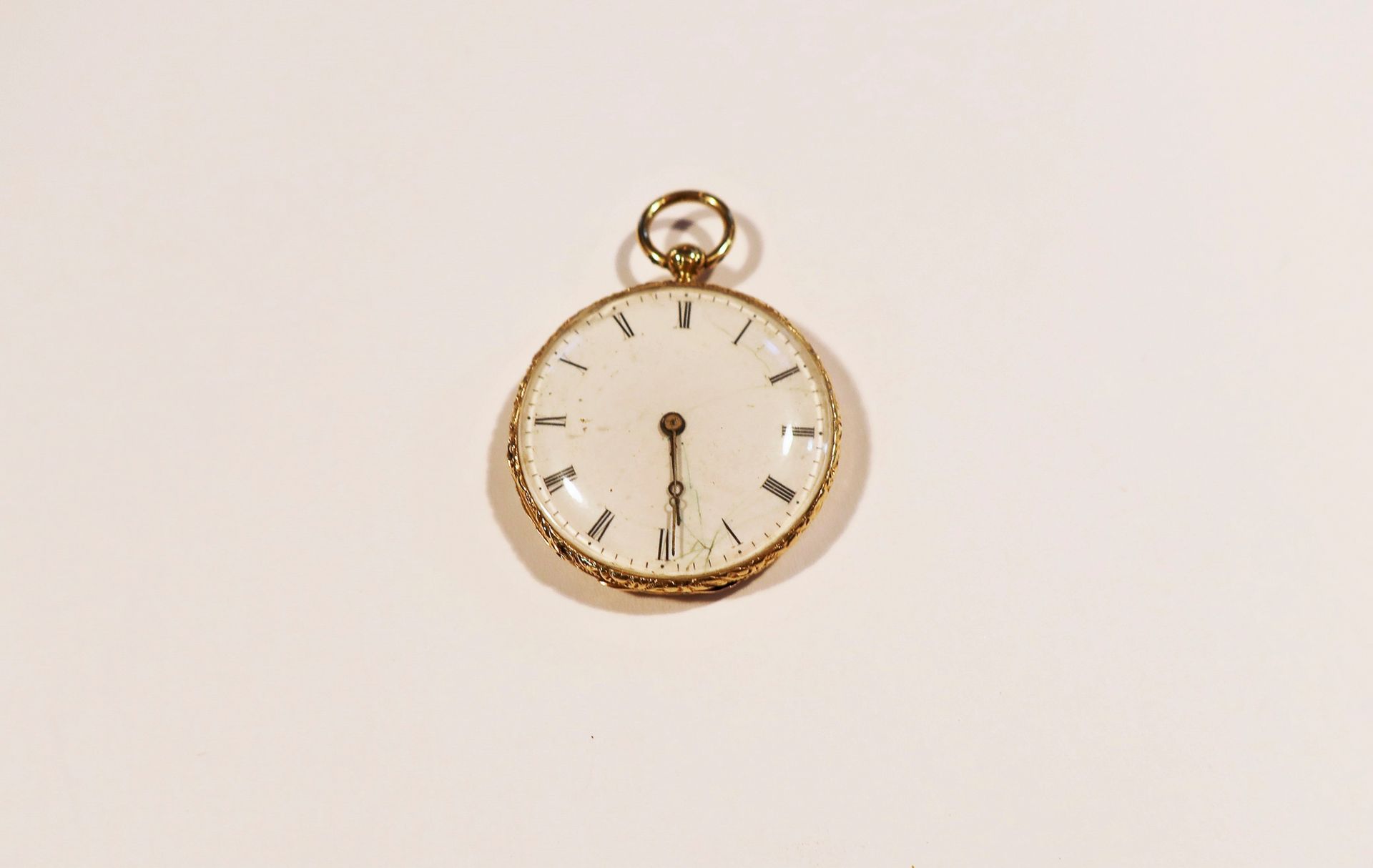 LEROY et Fils.

Montre de poche en or 18K (750). Cadran en émail blanc (accidents), mouvement à cylindre, cuvette intérieure en métal. 

Poids brut : 23,7 g

Diamètre : 3 cm

(avec son écrin)