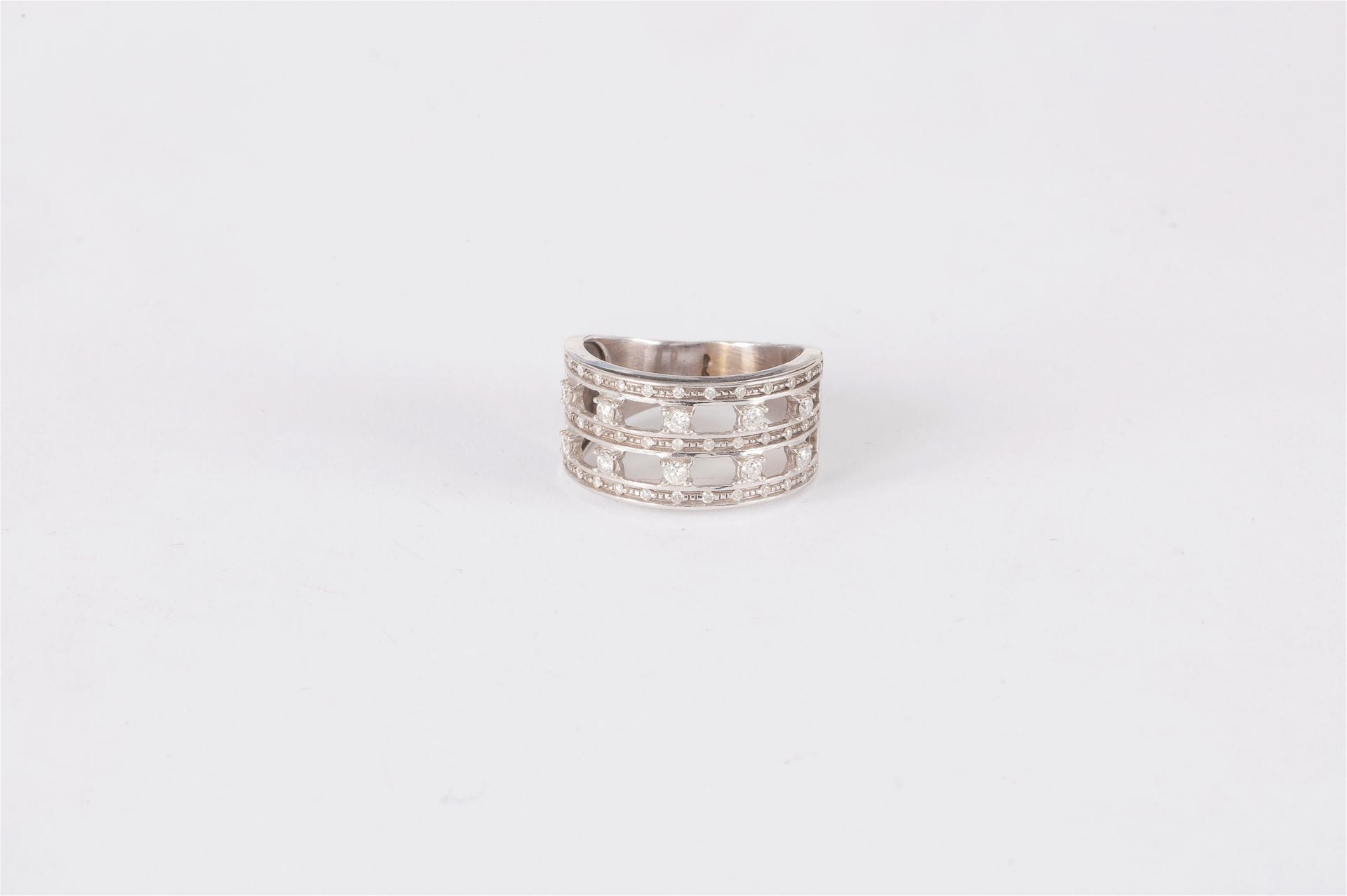 Bague en or gris 18K (750) sertie de deux lignes de diamants de taille moderne entre trois lignes de diamants plus petits.

Tour de doigt : 58

Poids brut : 7,9 g