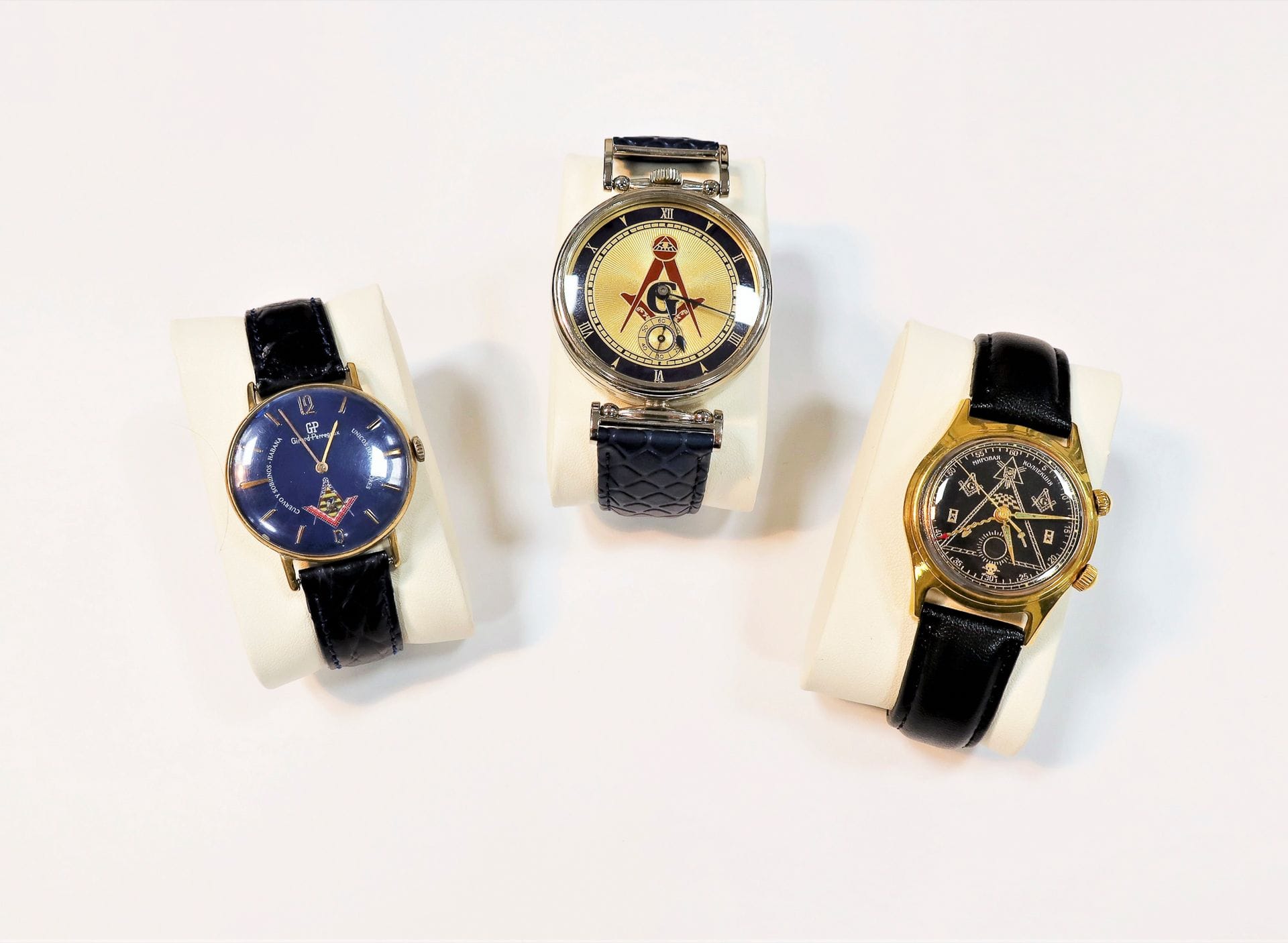Lot de 3 montres bracelet d’homme maçoniques : 

- 1 de type réveil en métal doré cadran noir

- 1 en métal doré Girard Perregaux

- 1 en acier de grande taille, mouvement Oméga