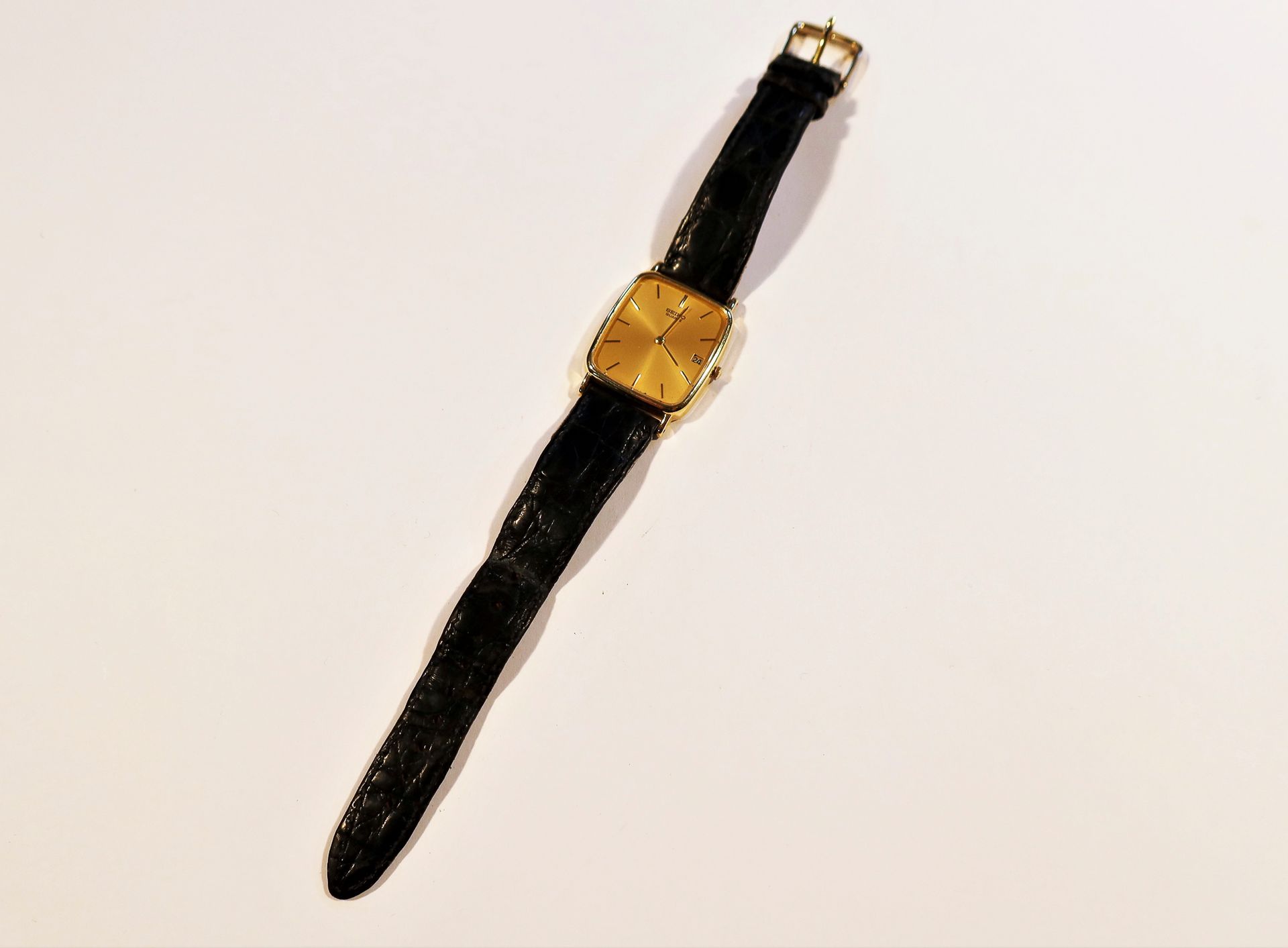SEIKO

Montre bracelet pour homme en or 18K (750), cadran doré, index formant les heures, mouvement à quartz (pile non vérifiée), bracelet cuir.

Poids brut : 27 g