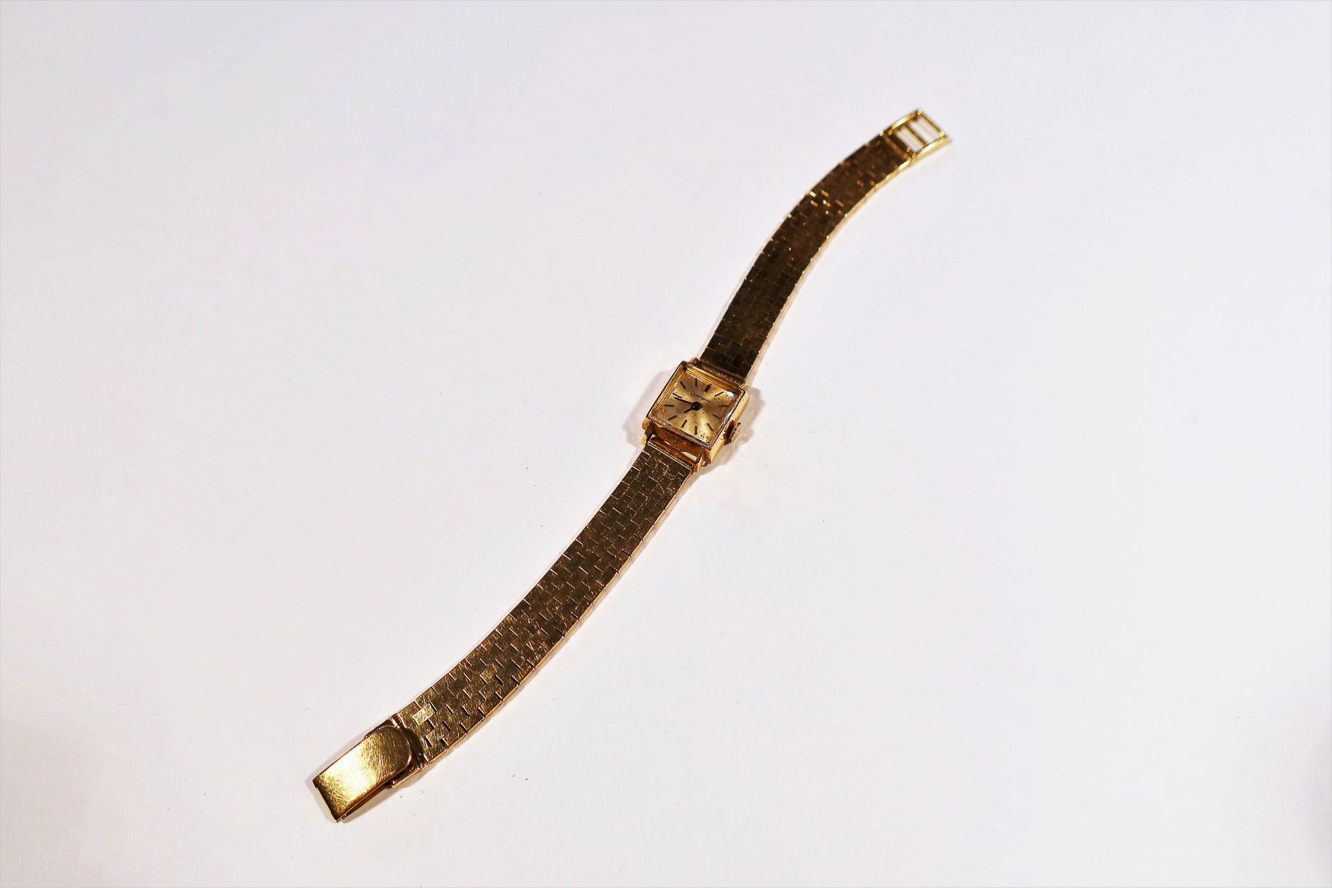 LONGINES. Vers 1960

Montre bracelet pour femme en or 18K (750), cadran blanc (taché), index formant les heures, mouvement à remontage mécanique, bracelet en or 18K.

Poids brut : 36 g