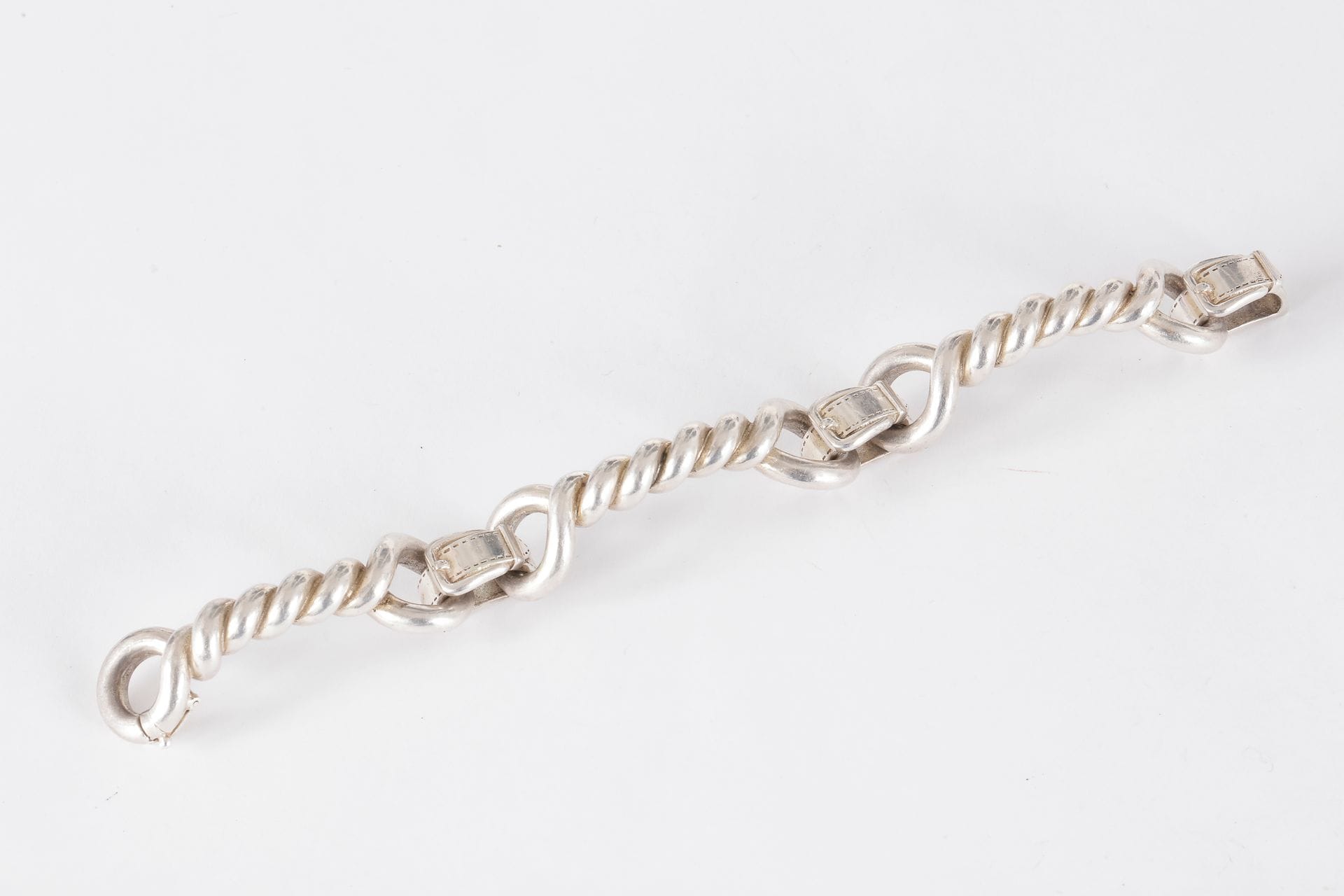 Bracelet en argent articulé de trois torsades réunies par des boucles. Travail français. Poinçon de Gaëtan de Percin.

Longueur : 19 cm environ. Poids brut : 108,1 g (on joint une bague en argent agrémentée d’une cornaline et de marcassites)