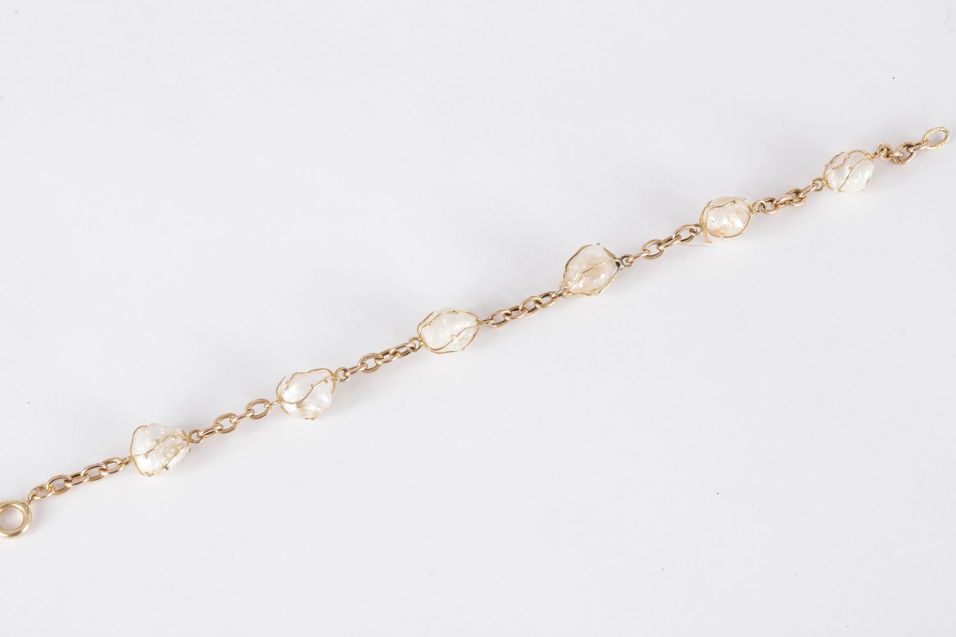 Bracelet en or 18K (750), orné de nacre.

Longueur : 21 cm environ.

Poids : 11,2 g