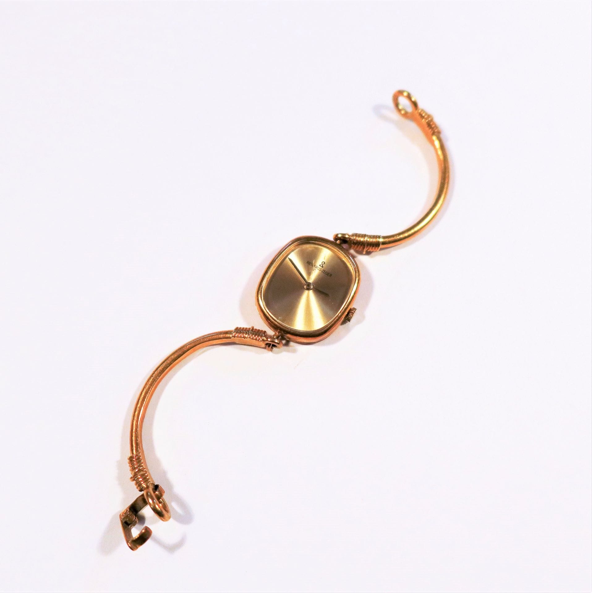 RICHARDS ZEGER

Montre bracelet pour femme en or 18K (750), cadran doré, mouvement à remontage mécanique, bracelet jonc en or 18K.

Poids brut : 36 g