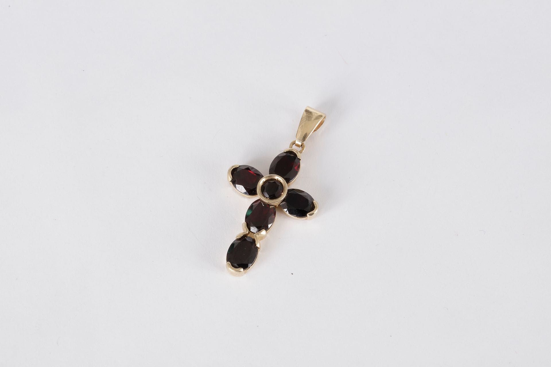 Pendentif croix en or 14K (585) orné de grenats 

Hauteur : 3,8 cm environ.

Poids brut : 7,5 g