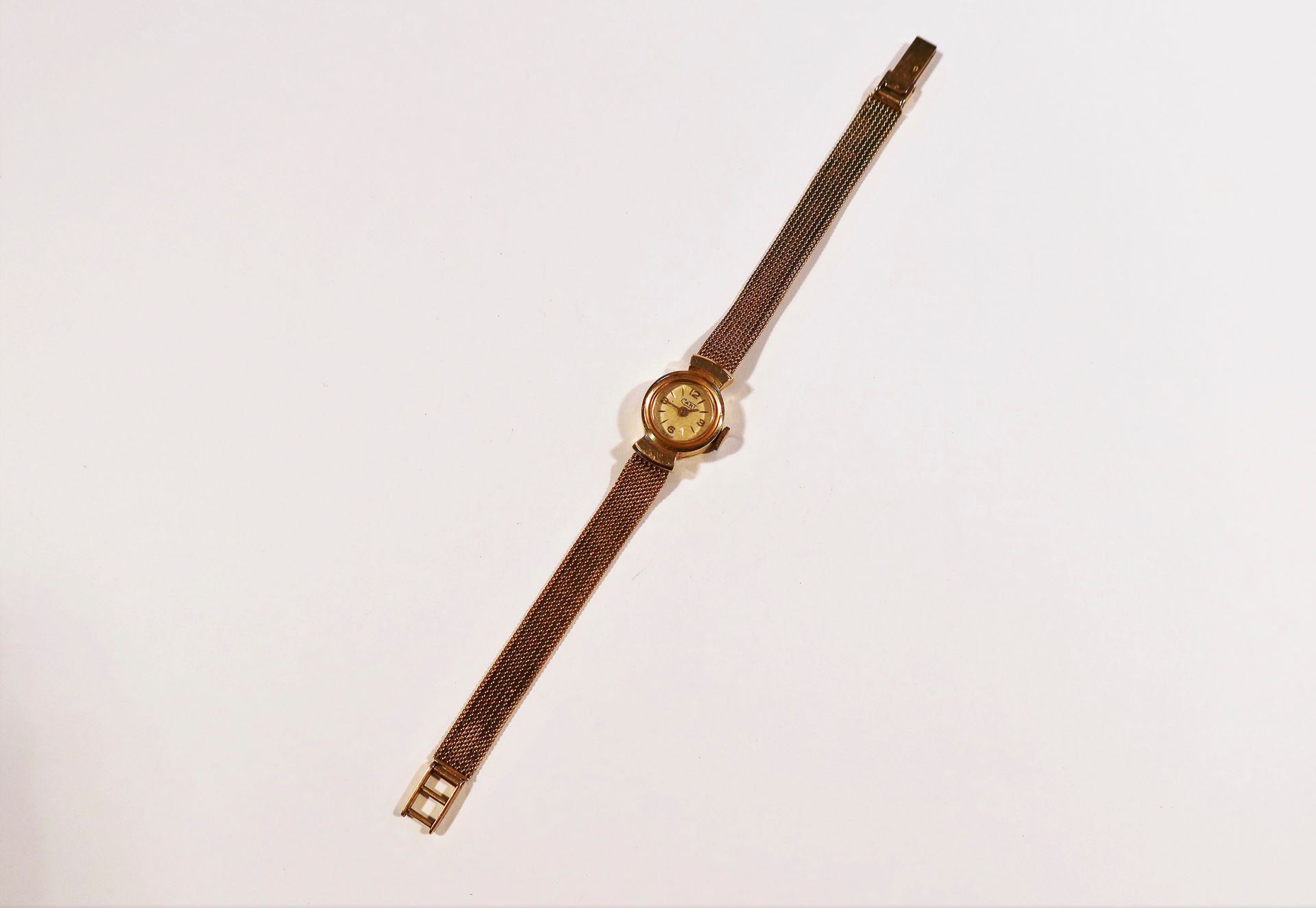 CARTIER

Montre bracelet pour femme en or 18K (750), cadran blanc, index chiffres arabes formant les heures, bracelet en or 18K.

Poids brut : 20,3 g