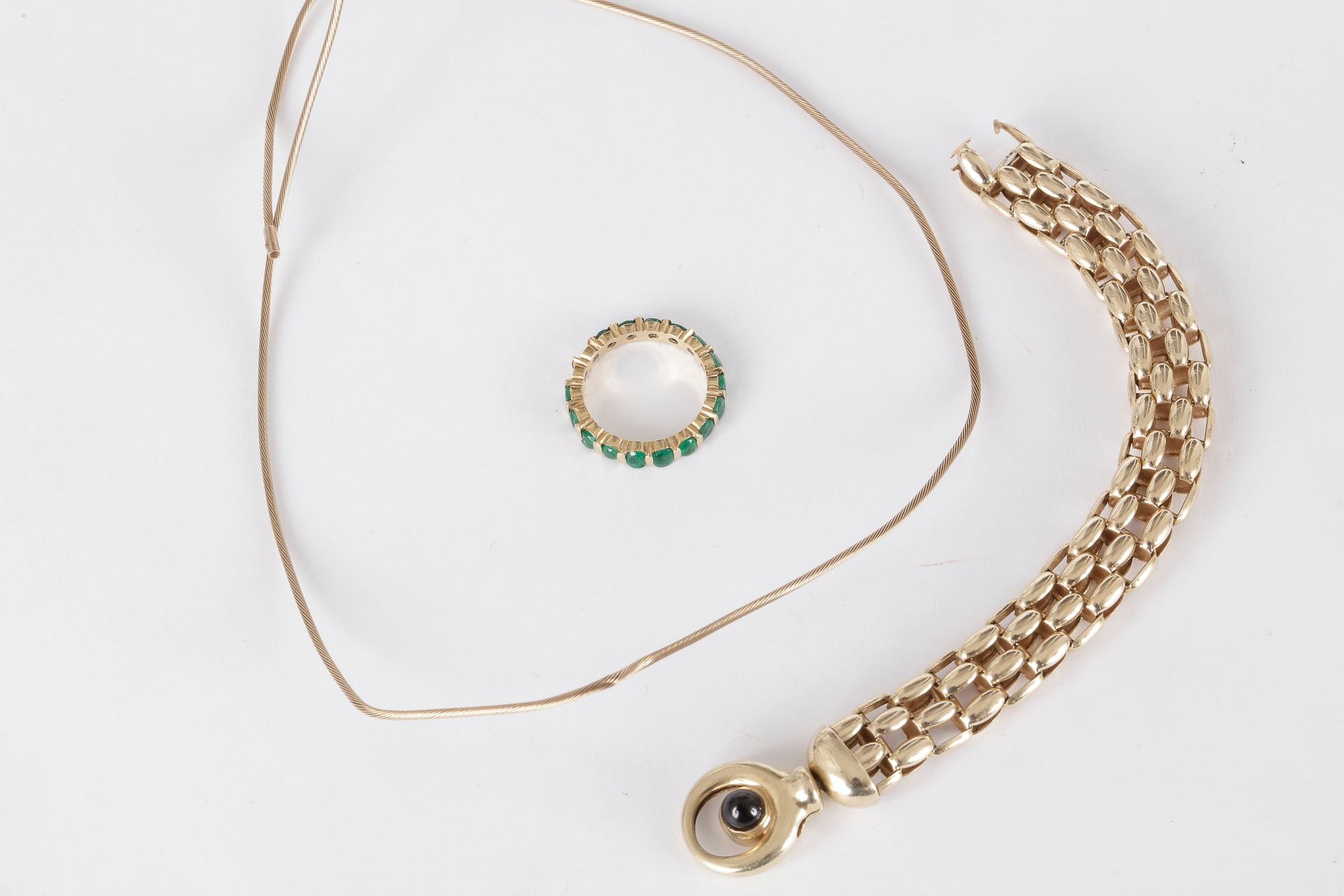 
Lot de 3 bijoux comprenant : un bracelet en or 18K (750) orné d’un onyx, sans fermoir ; une alliance en or 18K (750) sertie d’émeraudes rondes et un collier câble en or 14K 




Poids brut : 28,3 g (déformations, accidents, manques)
