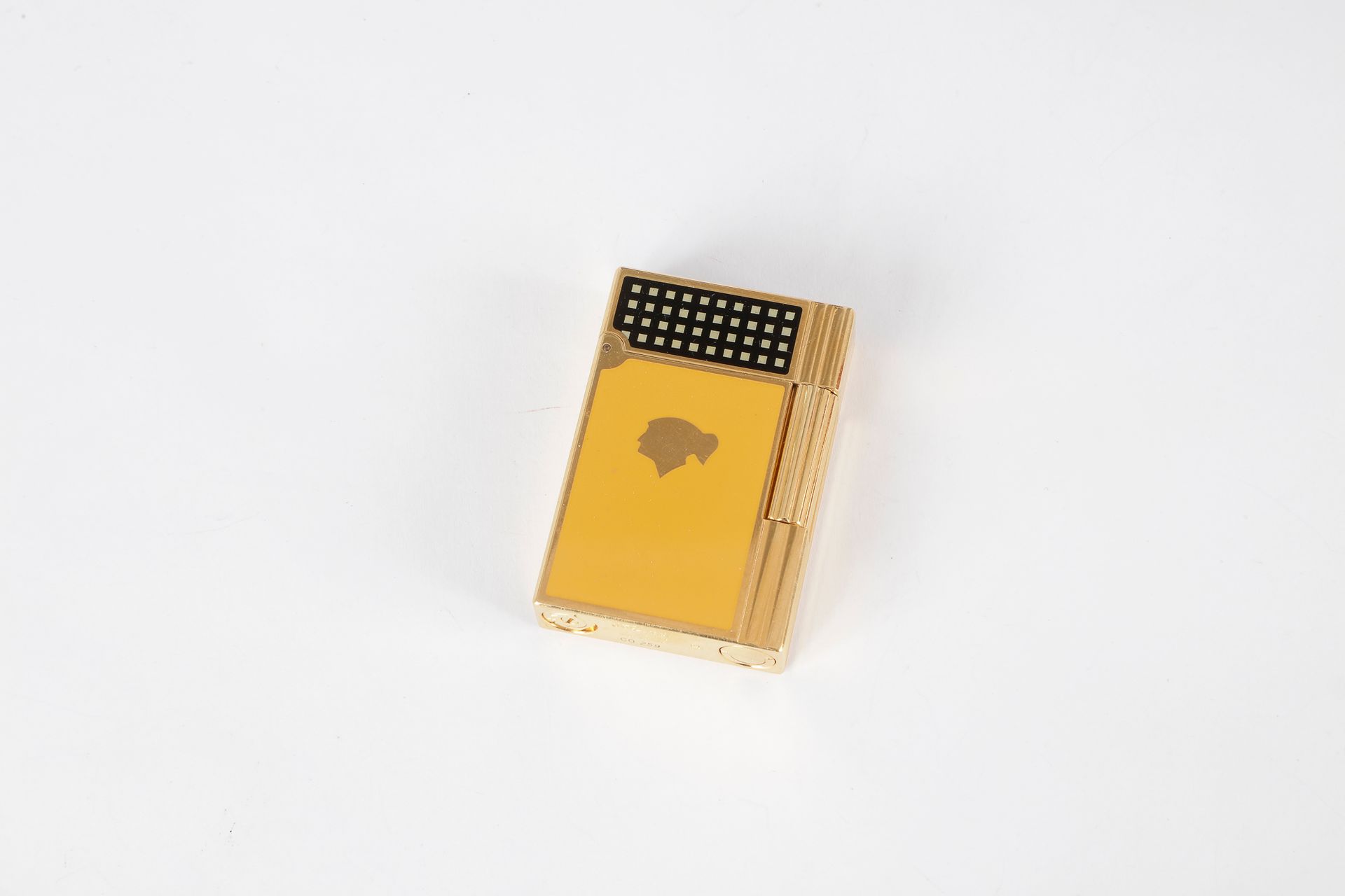 DUPONT et COHIBA.

Briquet en métal doré et laque. Signé. Dans son écrin.