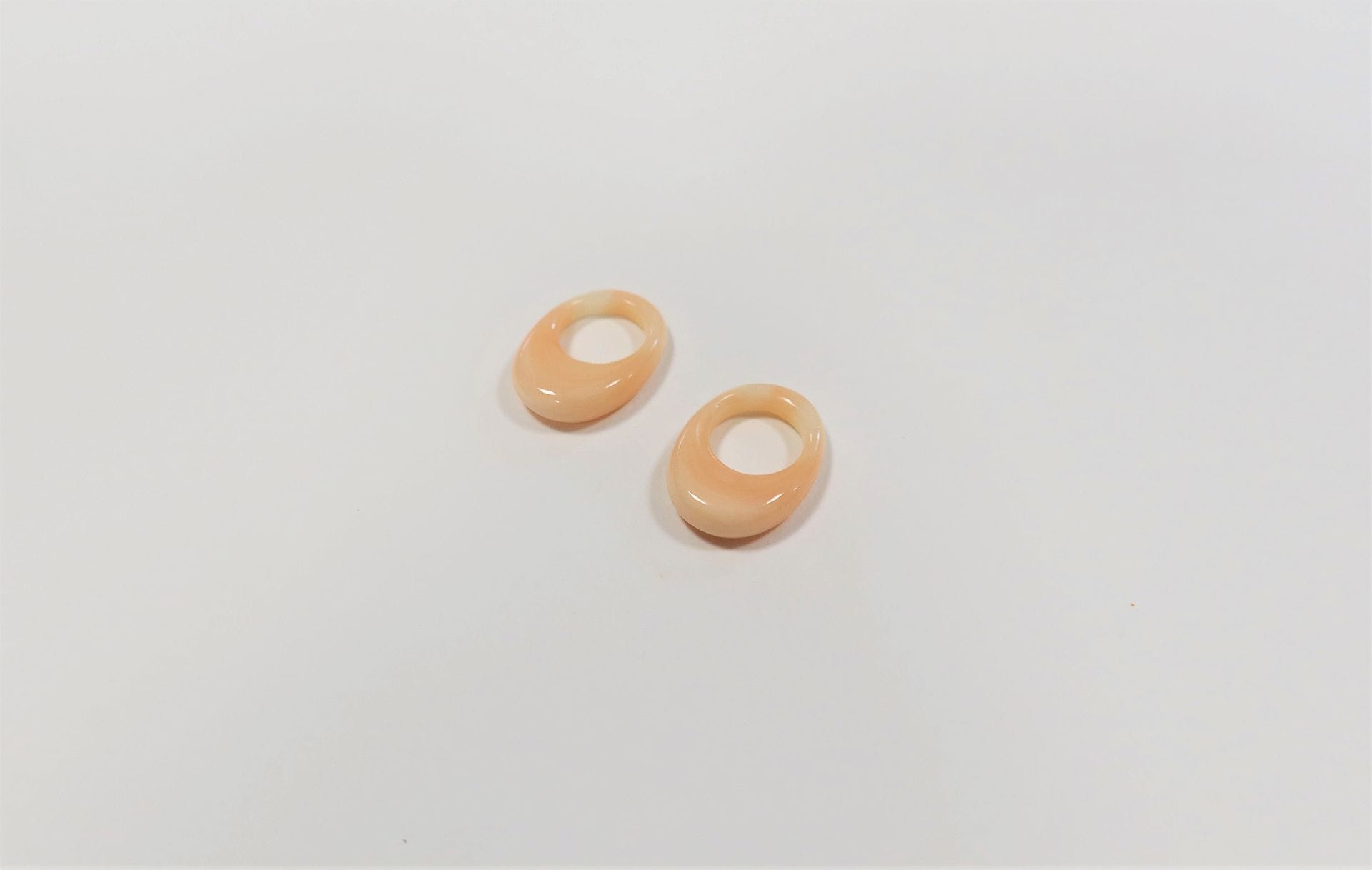 *Suite de 2 anneaux asymétriques en corail peau d’ange.

Poids : 1,5 g