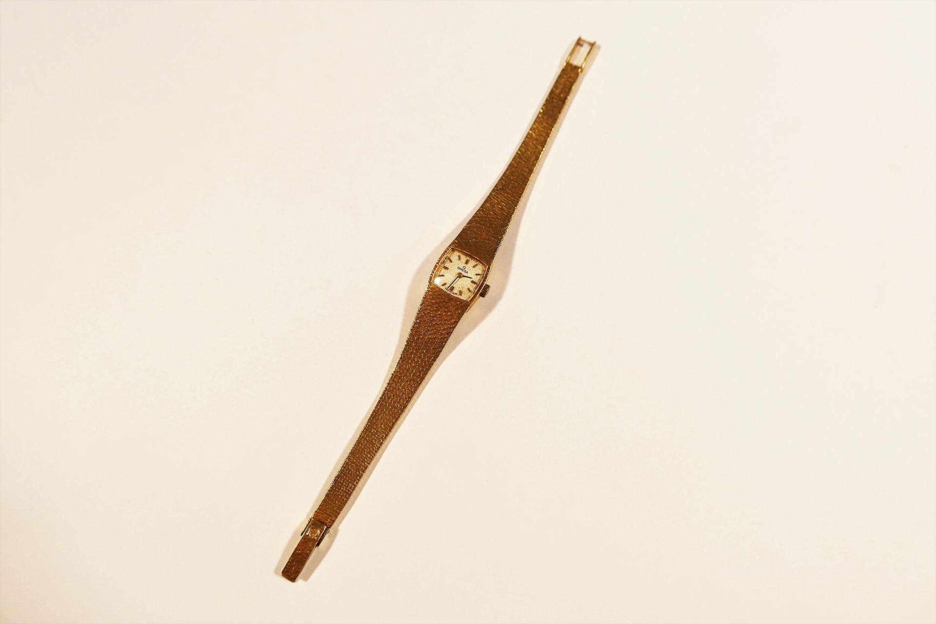 OMEGA. Vers 1960

Montre bracelet pour femme en or 18K (750), cadran blanc, index bâtons appliqués formant les heures, mouvement à remontage mécanique, bracelet intégré en or 18K.

Poids brut : 37,6 g