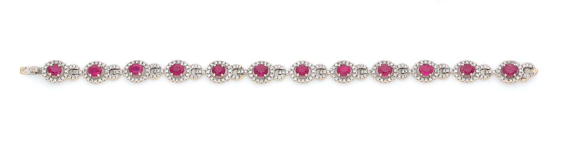 Bracelet en or gris 18K (750) articulé de maillons ovales centrés chacun d’un rubis ovale entouré de diamants ronds de taille brillant.

Longueur : 17,5 cm environ.

Poids brut : 12,1 g