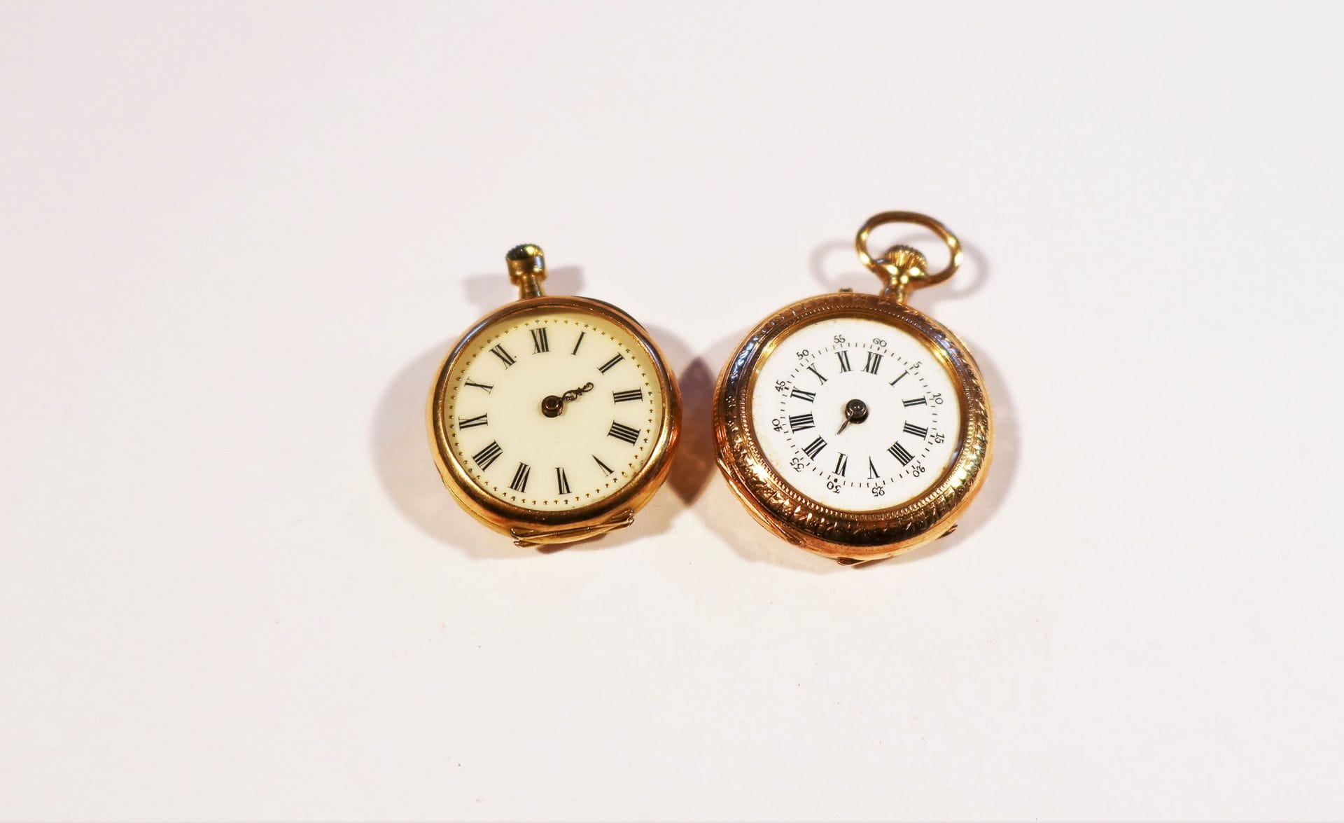 2 montres de col en or 18K (750). Mouvements à remontoir.

Poids brut : 36 g

Accidents et manque les verres