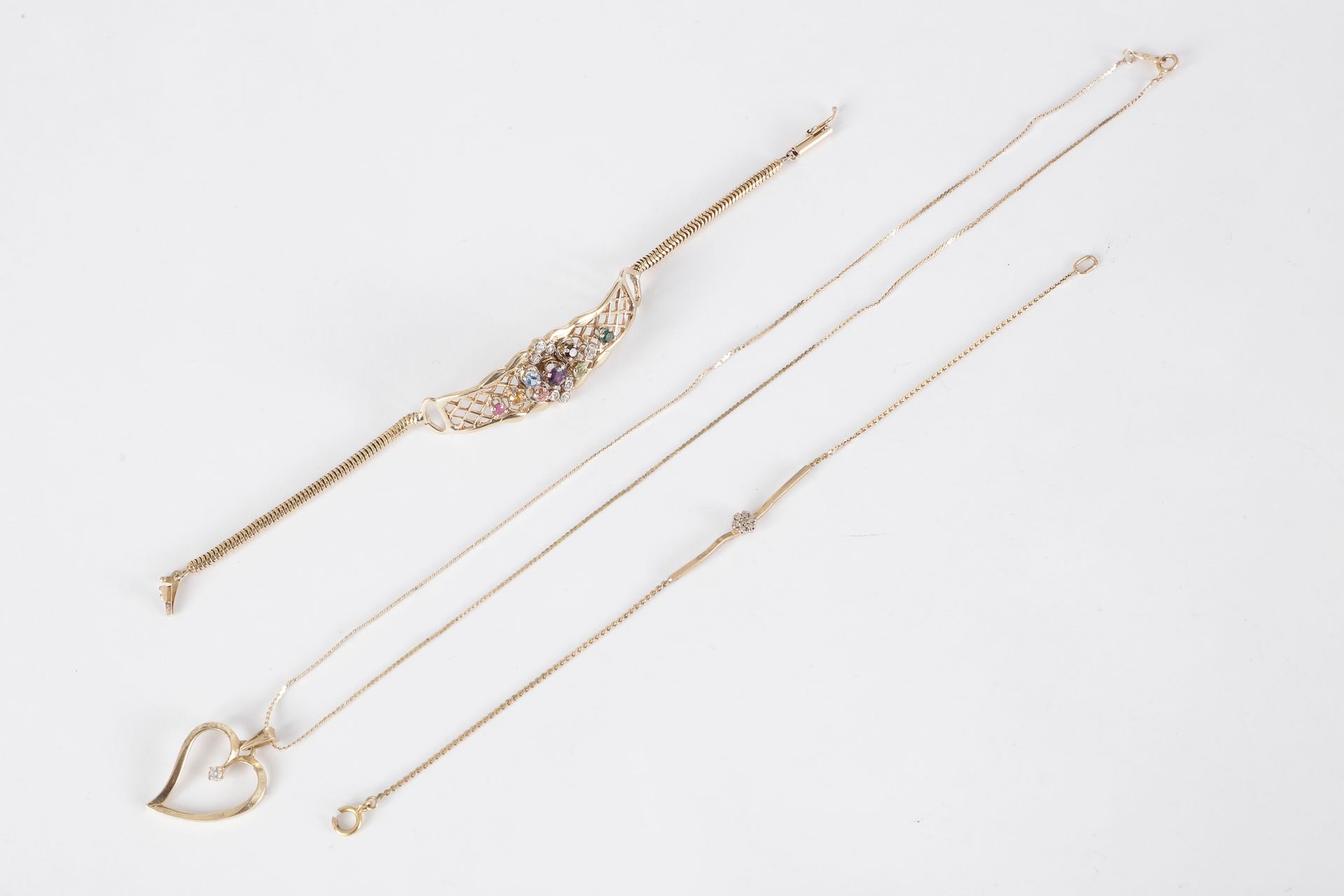 


Lot de bijoux en or 14K (585) comprenant : un bracelet orné d’une fleur, et un collier orné d’un pendentif cordiforme. On y joint un bracelet serti de pierres de couleurs en or 9K (375). 




Poids brut : 14,8 g
