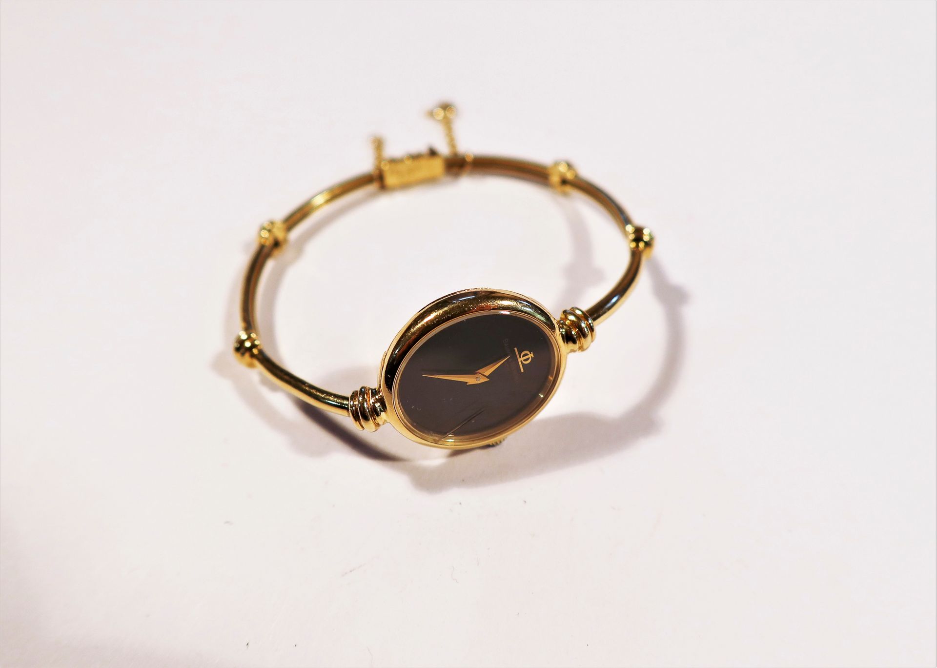 BAUME & MERCIER. Vers 1970

Montre bracelet pour femme en or 18K (750), cadran noir, mouvement à remontage mécanique, bracelet intégré en or 18K.

Poids brut : 29 g