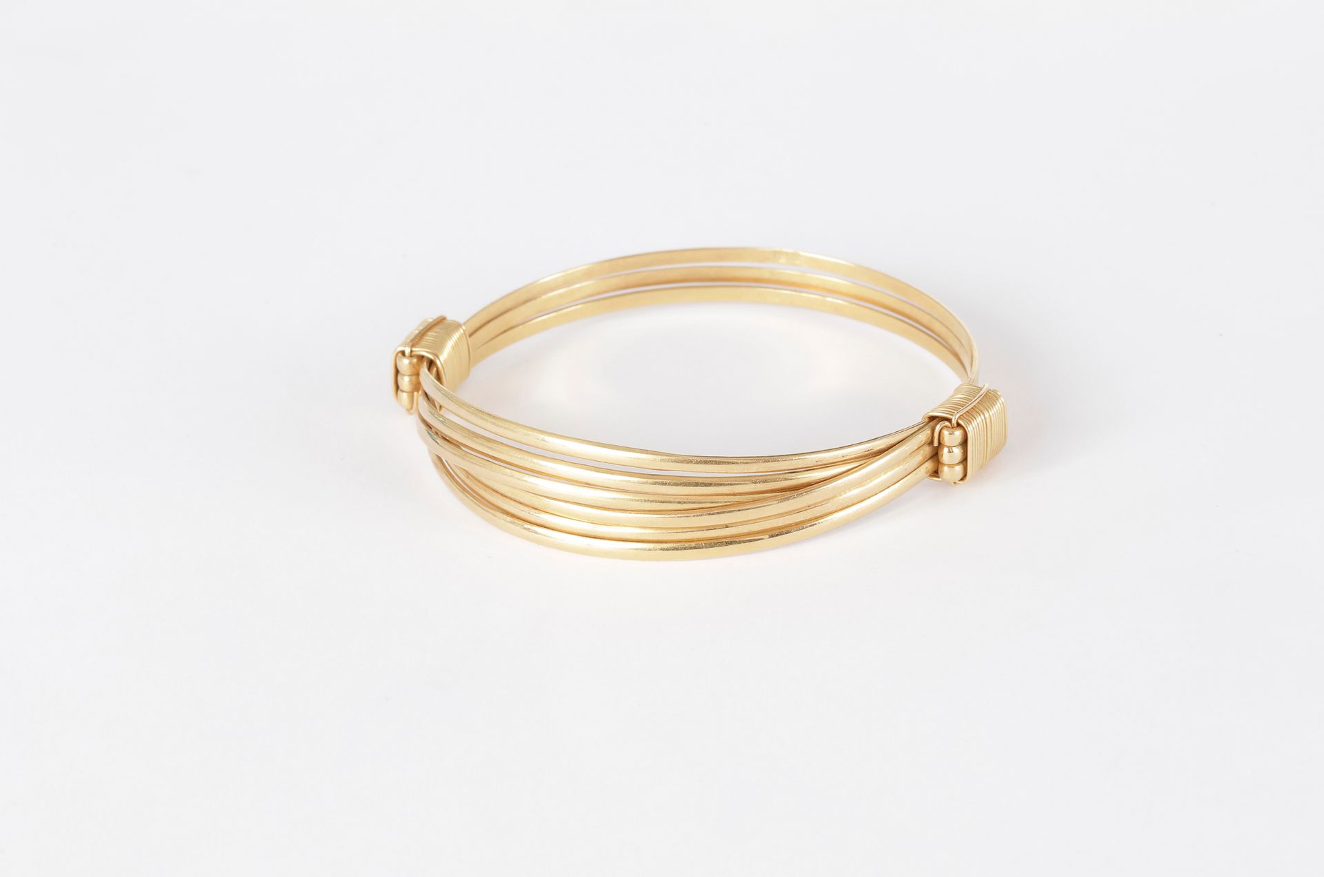 Bracelet en or 18K (750) en joncs plats coulissants.

Poids : 32,7 g (longueur réglable)