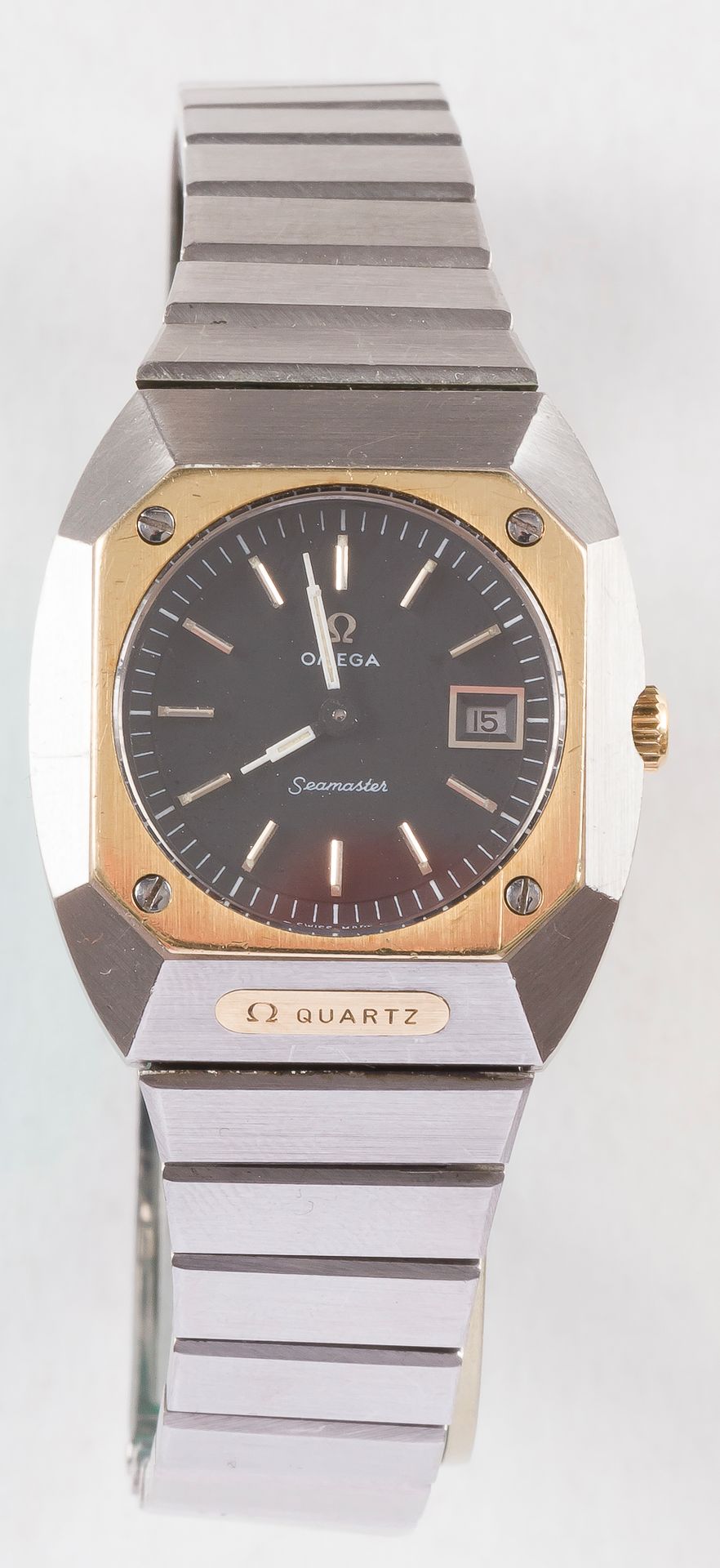 OMEGA Seamaster

Montre bracelet pour femme en acier, cadran noir, index bâtons appliqués formant les heures, date par guichet à 3H, mouvement à quartz (pile non vérifiée), bracelet en acier avec sa boucle déployante signée.