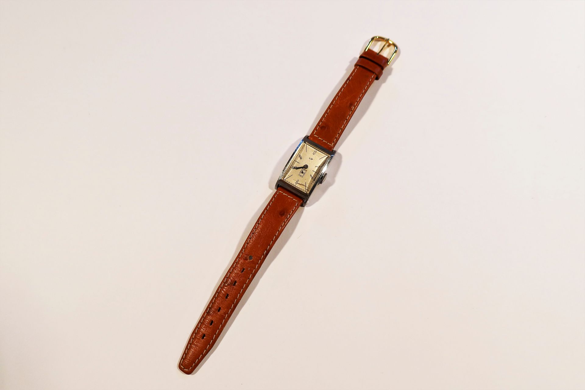 LIP

Montre bracelet pour homme en acier, cadran blanc, index formant les heures, trotteuse à 6H, mouvement à remontage mécanique, bracelet cuir.