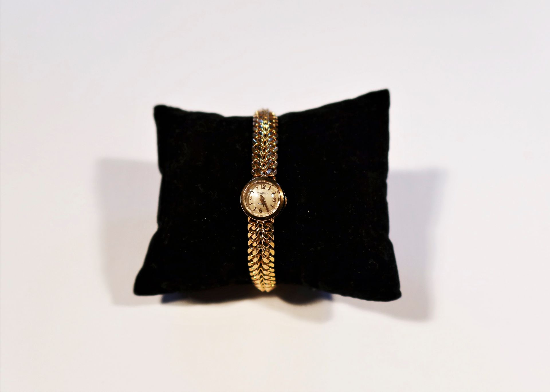 JAEGER LECOULTRE

Montre bracelet pour femme en or 18K (750), cadran blanc, index formant les heures, mouvement à remontage mécanique, bracelet en or jaune 18K.

Poids brut : 24,7 g