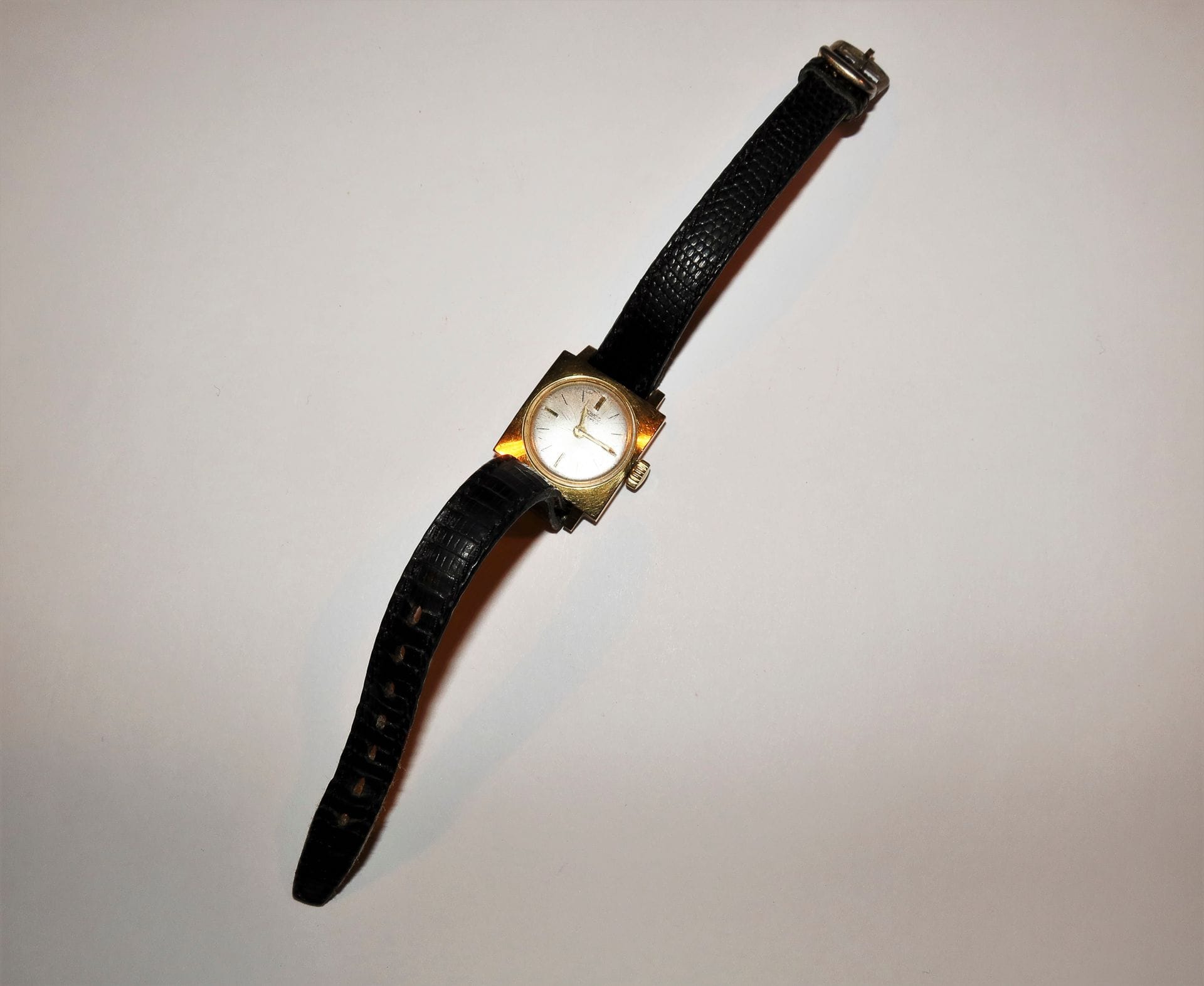 RICHARDS 

Montre bracelet pour femme en or 18K (750), cadran blanc, mouvement à remontage mécanique, bracelet cuir.

Poids brut : 15 g