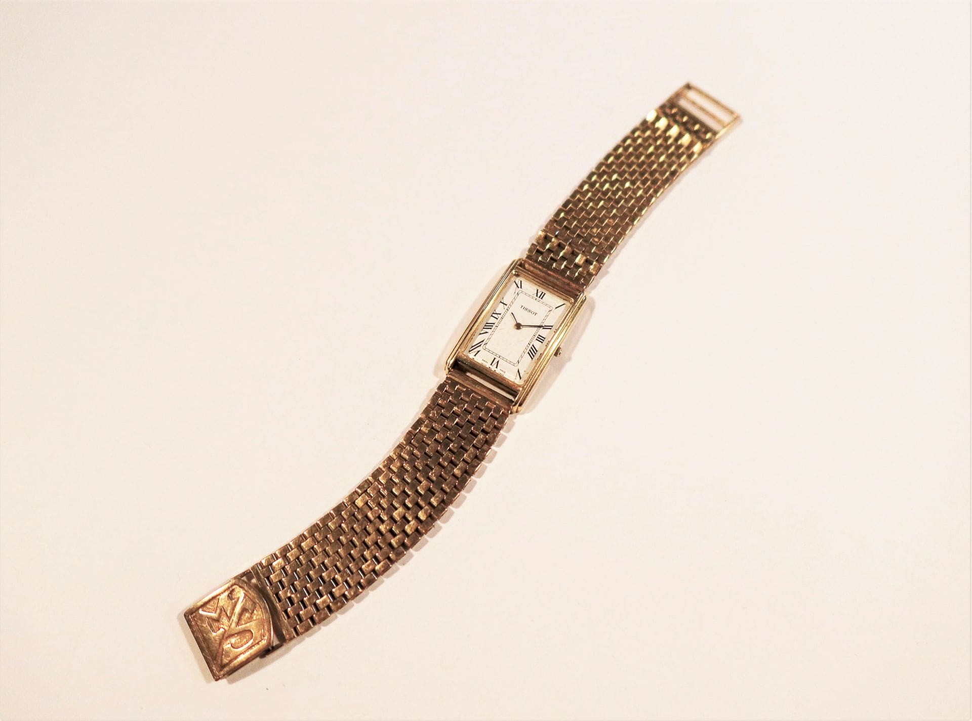 TISSOT Vers 1990

Montre bracelet pour homme en or 18K (750), cadran blanc, index chiffres romains formant les heures, mouvement à quartz (pile non vérifiée) bracelet en or 18K.

Poids brut : 65 g