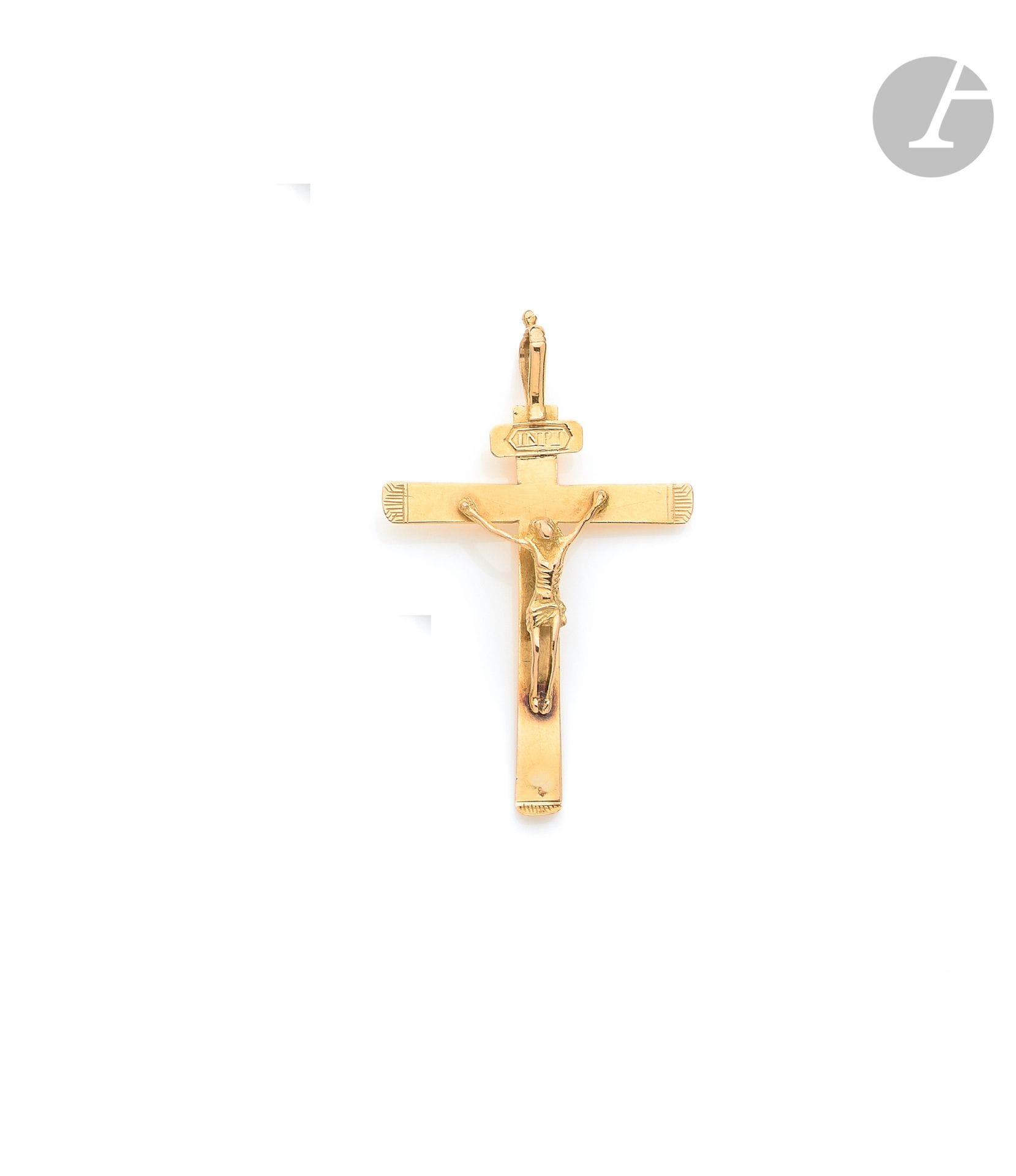 Croix-pendentif en or 18K (750 ‰). Travail français régional du début du XIXe siècle. Hauteur : 6,7 cm environ. Poids brut : 5,7 g