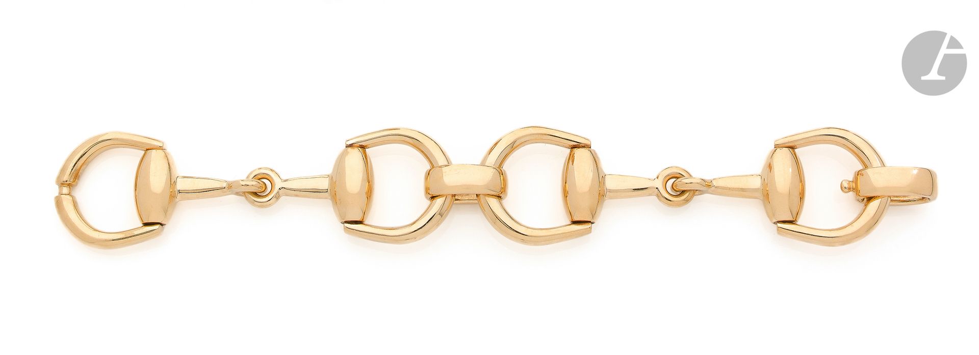 GUCCI
Bracelet en or 18K (750 ‰), articulé d’étriers. Signé. Longueur : 19,5 cm environ. Poids : 56,8 g