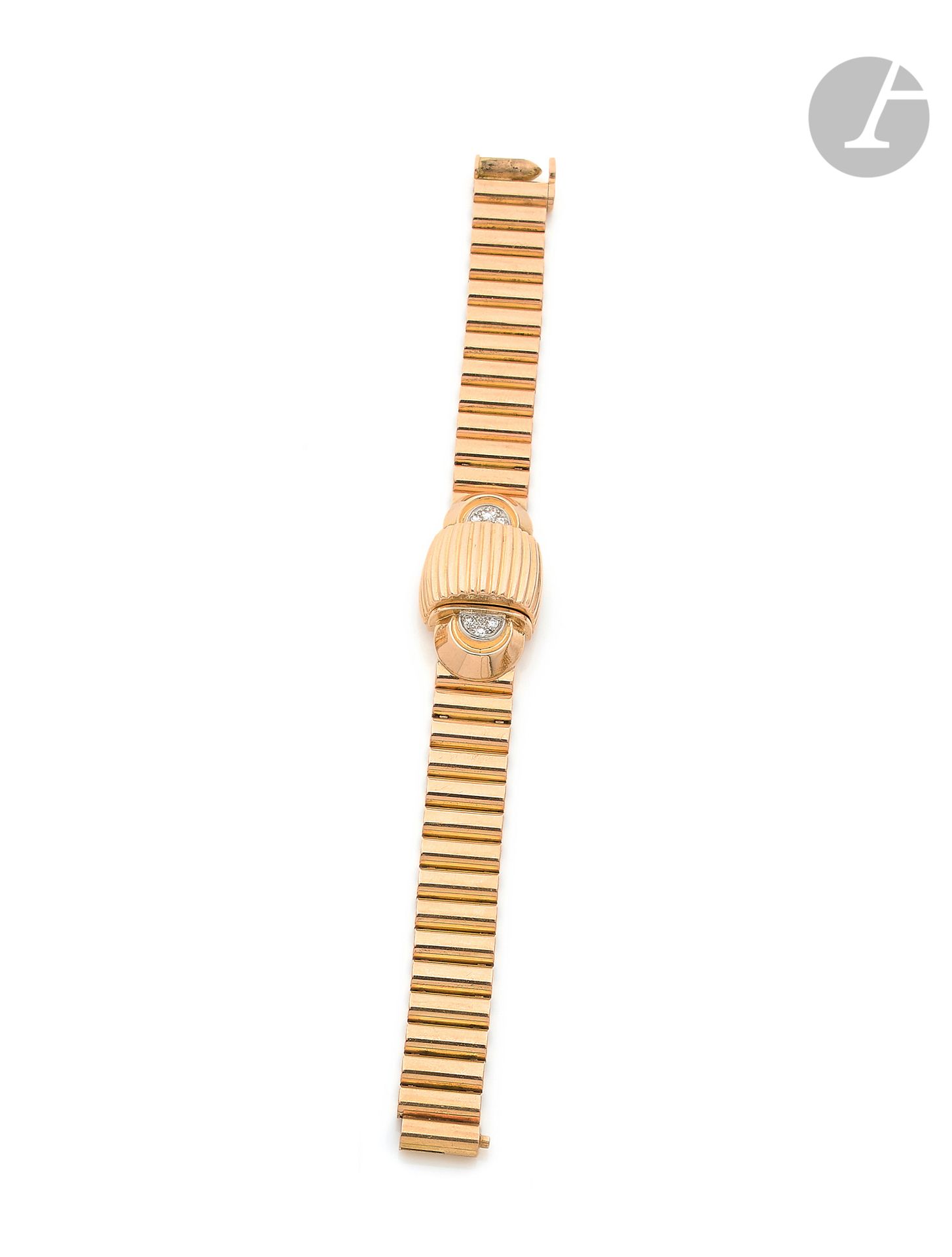 UTI. Vers 1950
Montre bracelet pour femme à cachette en or rose 18K (750 ‰), cadran rose index diamants formant les heures, boîtier serti de 6 diamants, mouvement à remontage mécanique, bracelet en or rose 18K
Boîtier et mouvement signés. 
Longueur : 16 cm
Poids brut : 54,6 g