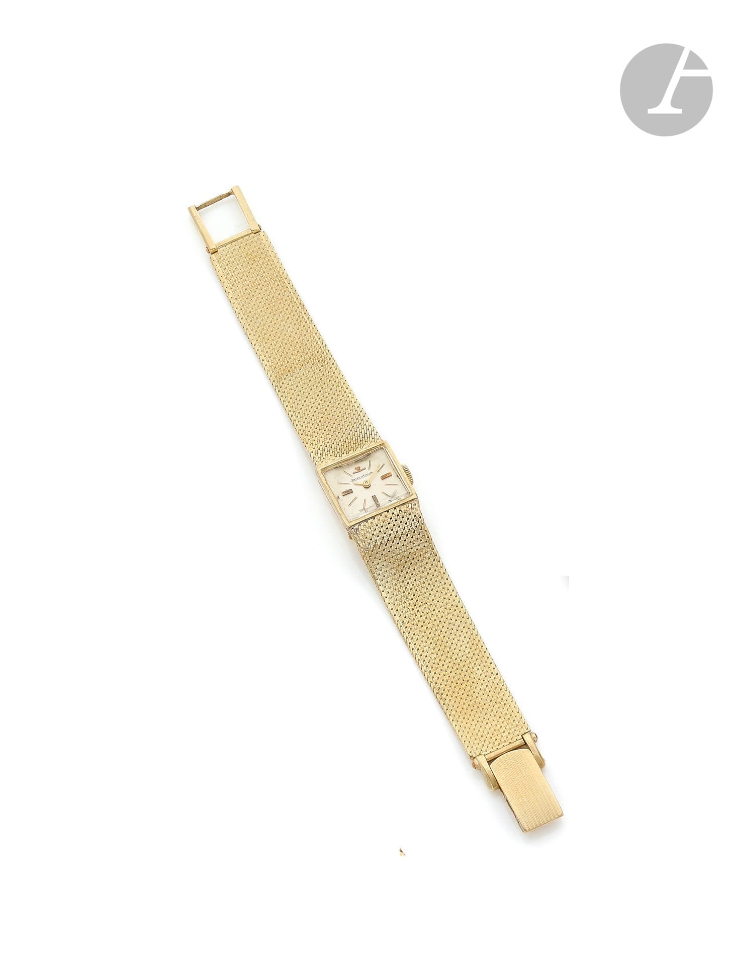 JAEGER-LeCOULTRE. Vers 1960
N° 1027958
Montre bracelet pour femme en or 18K (750 ‰), cadran blanc, index bâtons appliqués formant les heures, mouvement à remontage mécanique, bracelet en or 18K. 
Cadran, boîtier et mouvement signés. 
Longueur : 15,5 cm
Poids brut : 37 g