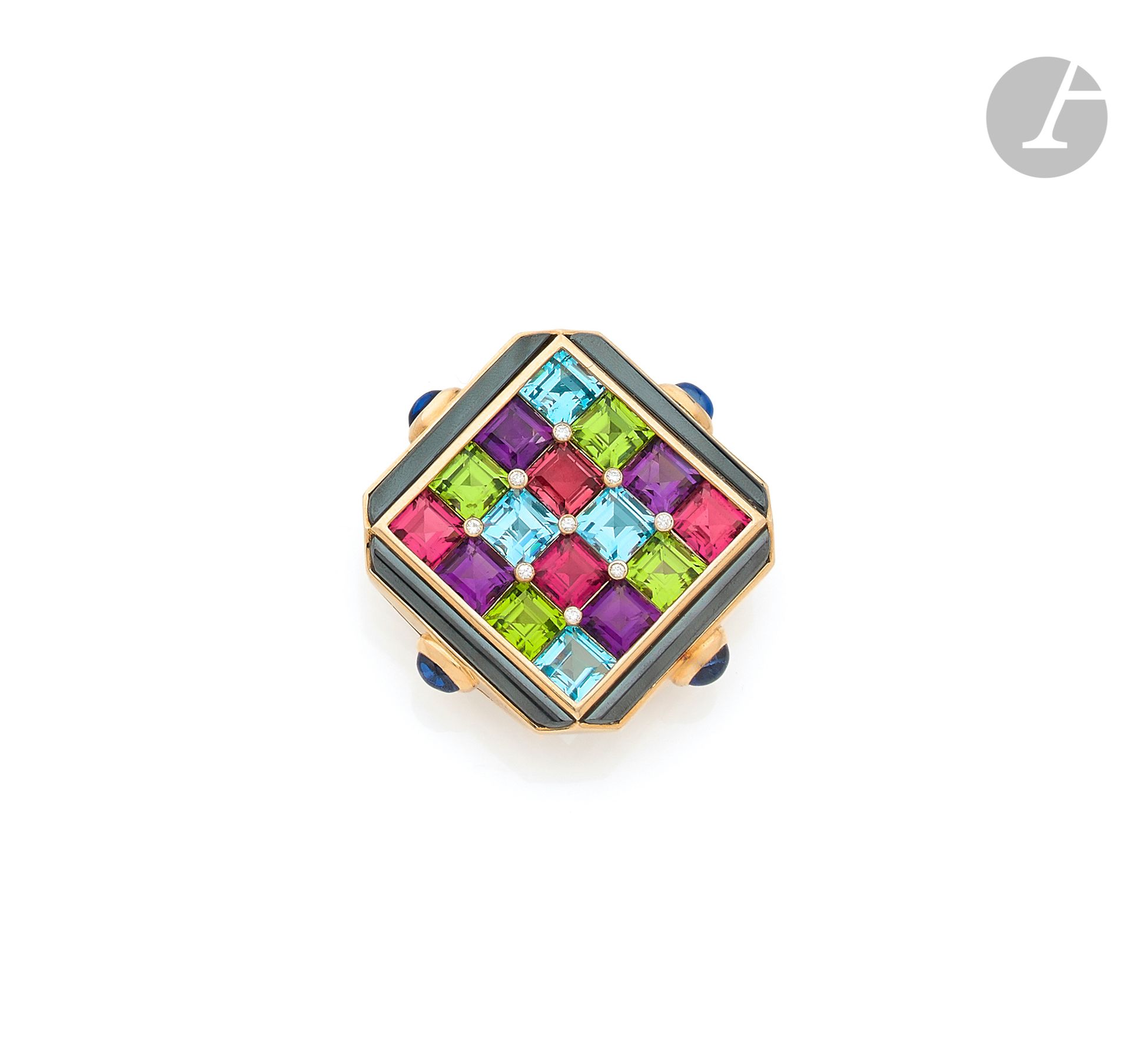 BULGARI
Broche-clip en or 18K (750 ‰), modèle « Carré », ornée de pierres de couleurs (aigues-marines, péridots, tourmalines roses et améthystes) de taille princesse formant une mosaïque piquée de diamants, les contours sertis d’hématite, chacun ponctué d’un saphir cabochon. Signé. Travail italien des années 1980. Dimensions : 3,5 x 3,5 cm environ. Poids brut : 32,9 g
 L’un des grands axes d’expression de Bulgari est la couleur, comment elle s’émancipe dans le bijou, comment elle peut s’exprimer dans des jeux d’opposition ou de complémentarité. Dans les années 1980, Bulgari tente de nouvelles combinaisons, toujours avec l’audace qui caractérise si bien cette grande maison romaine. Dans le motif « Carré », ce sont des jardins et des mosaïques qui ont servi de souce d’inspiration. La version que nous présentons offre une riche composition chromatique où chaque pièce trouve sa place dans une dissymétrie harmonieuse, les 4 « pippoli », sous la forme ici de saphirs cabochons viennent achever la composition, comme une ponctuation... Bulgari, 125 ans de magnificence italienne, Grand Palais 2010-2011, Milan 2010, p. 244-245
