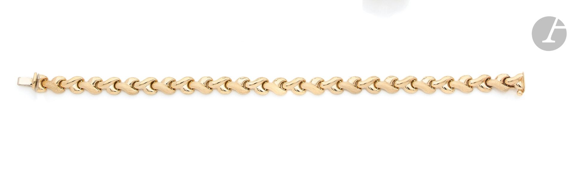 Bracelet en or 18K (750 ‰), articulé de maillons lisses et amati imbriqués.
Longueur : 19,2 cm environ. Poids : 11,8 g