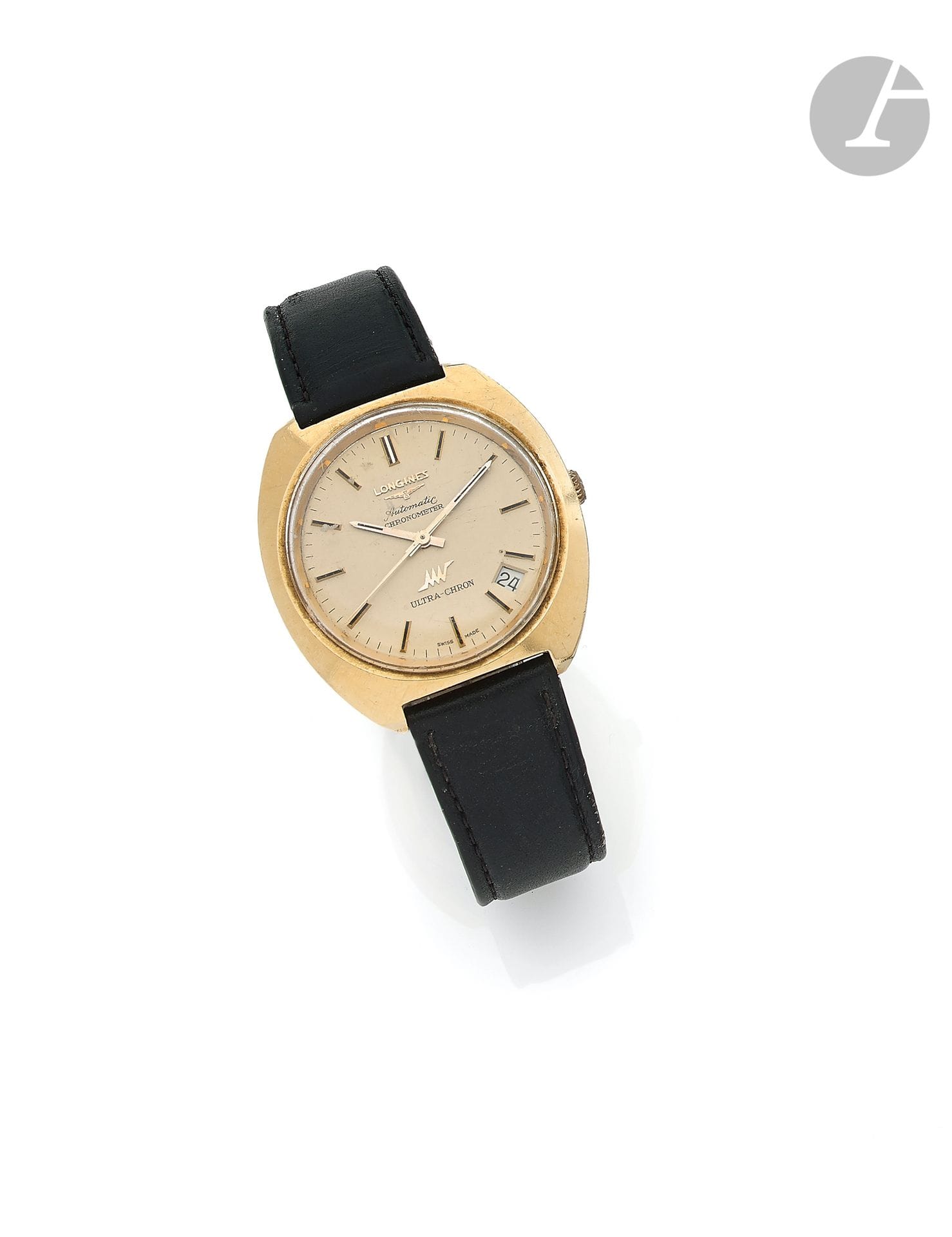 LONGINES Ultra-Chron. Vers 1970
N° 16182990
Montre bracelet pour homme en or 18K (750 ‰), cadran doré, index bâtons appliqués formant les heures, date par guichet à 4H, mouvement mécanique à remontage automatique calibre 431, N° 50572920. Bracelet cuir. 
Cadran, boîtier et mouvement signés. 
Diamètre : 36 mm
Poids brut : 60,1 g