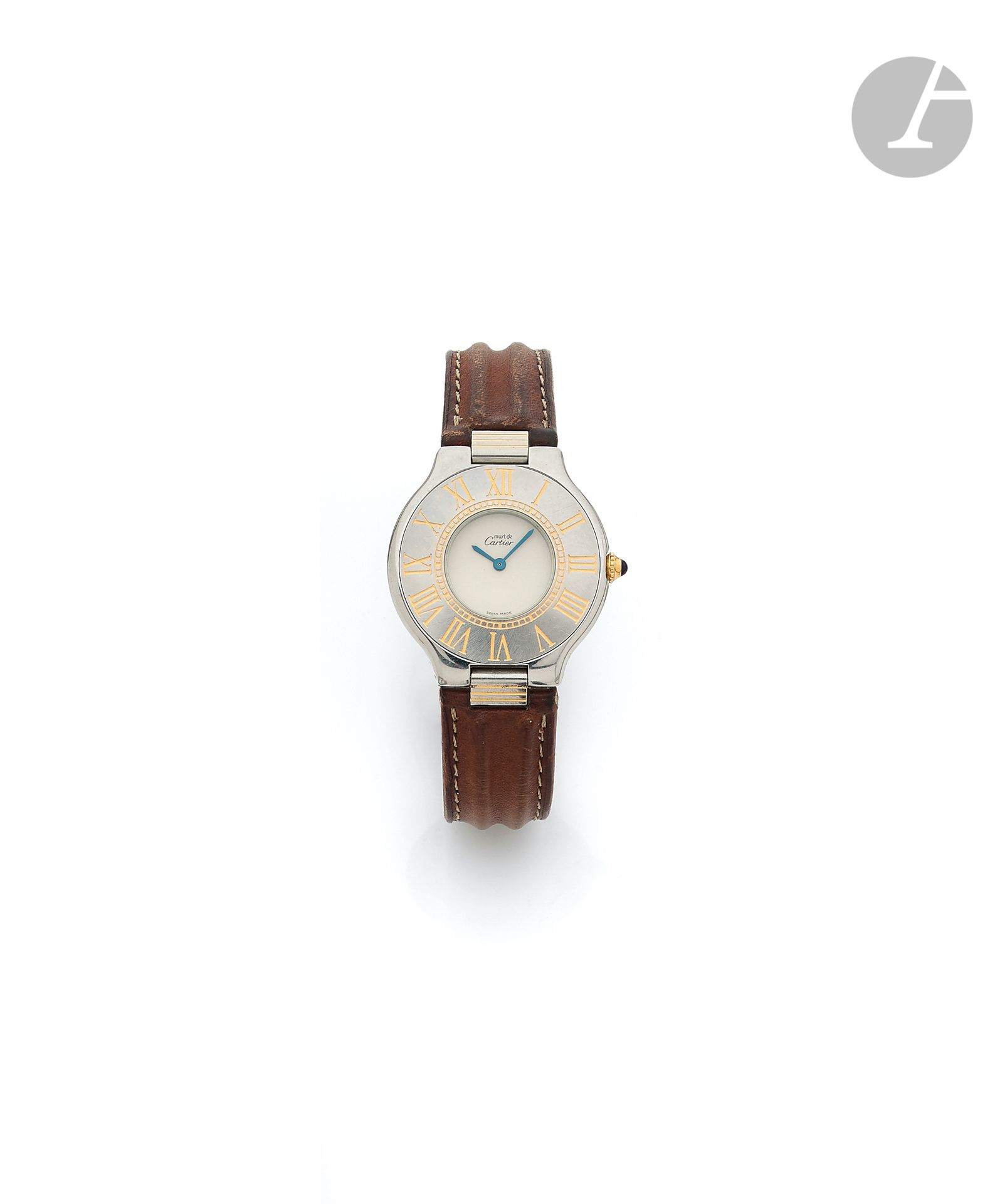 CARTIER Must 21. Vers 1990
N° 901165501
Montre bracelet pour femme en acier, cadran blanc, lunette avec chiffres romains formant les heures, mouvement à quartz (prévoir une révision), bracelet cuir avec sa boucle déployante signée. 
Cadran, boîtier et mouvement signés. 
Diamètre : 31 mm