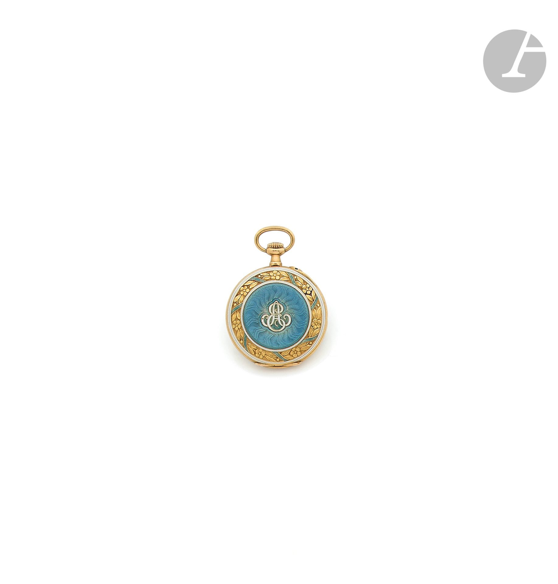 BOUCHERON. Vers 1900
N° 79689
Montre de poche en or 18K (750 ‰), cadran doré, index chiffres romains formant les heures, lunette émaillée blanc, mouvement à remontoir, le dos orné d’initiales entrelacées sur fond d’émail bleu et blanc. 
Diamètre : 27,3 mm
Poids brut: 16,5 g
La montre est accompagnée de son écrin.
