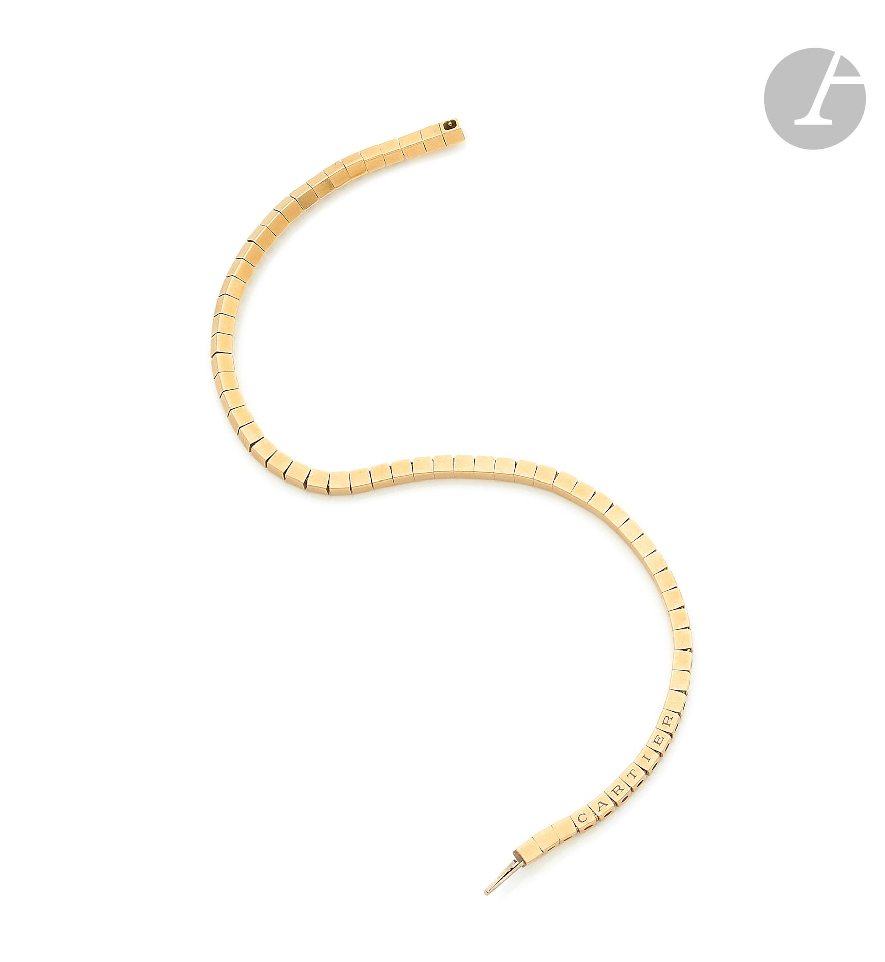 CARTIER
Bracelet en or 18K (750 ‰), modèle Lanière. Signé et numéroté. Dans son écrin. Longueur : 18,7 cm environ. Poids : 17 g (fermoir cassé)