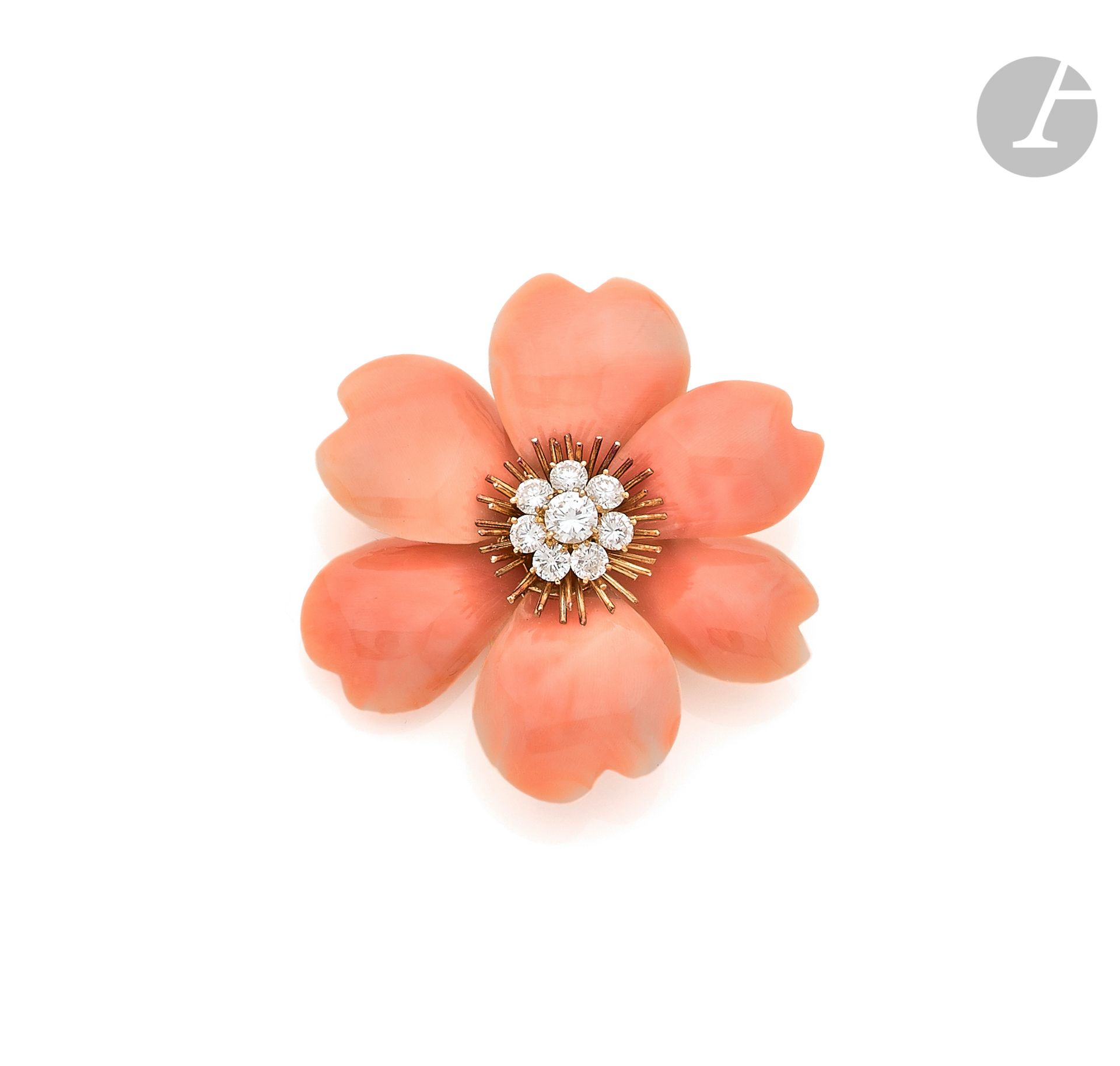 VAN CLEEF & ARPELS
Broche-clip Rose de Noël en or 18K (750 ‰), grand modèle, les pétales en corail, le cœur orné de diamants ronds de taille brillant. Monogrammé et numéroté. Travail français, copyright 68. Hauteur : 5,5 cm environ. Poids brut : 29,6 g