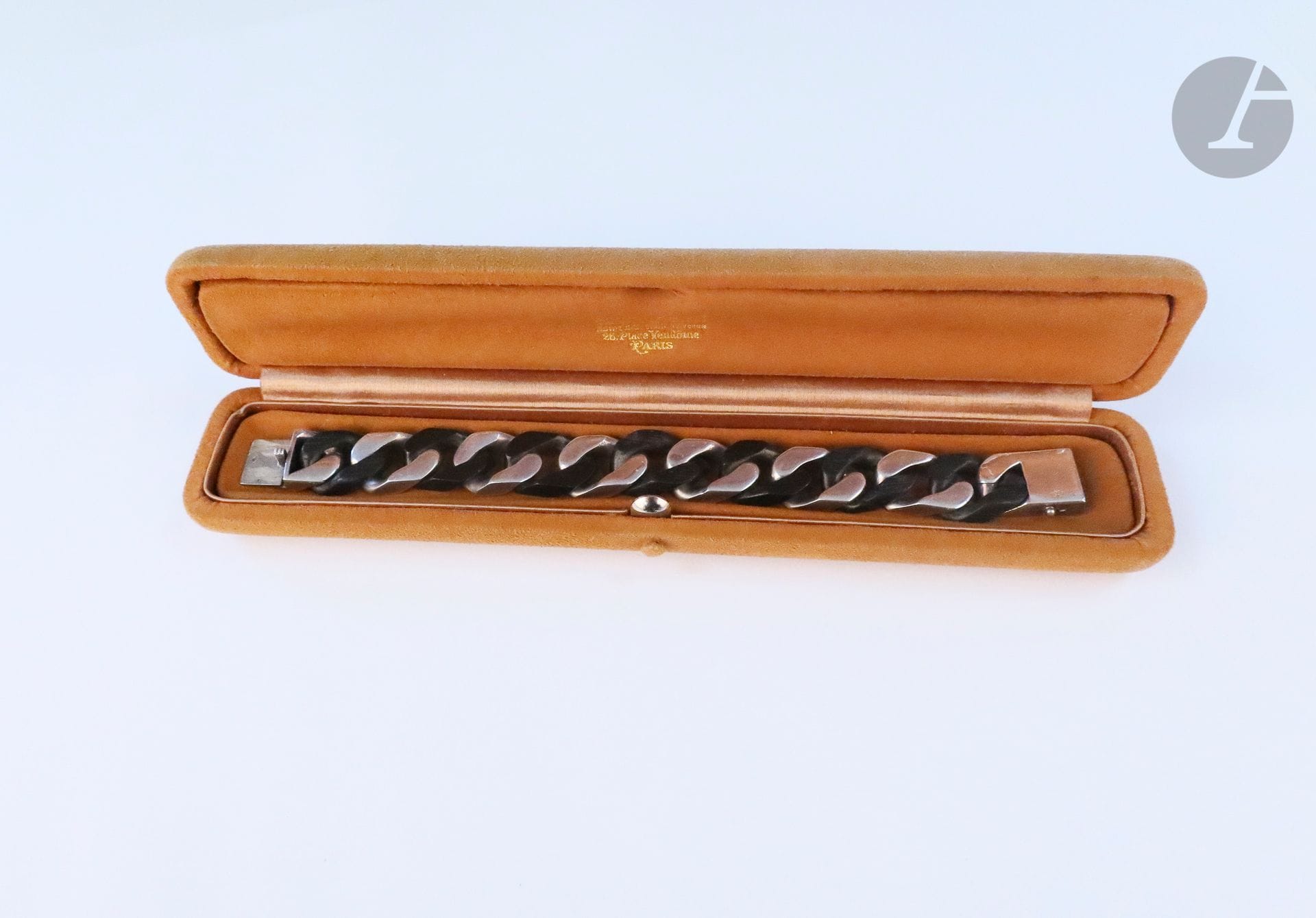 BOUCHERONBracelet
in silver rings with ebony rings. French work. Signed. In its case. Gross weight : 61,9 g (accidents, missing)
Lot reproduced on the internet

