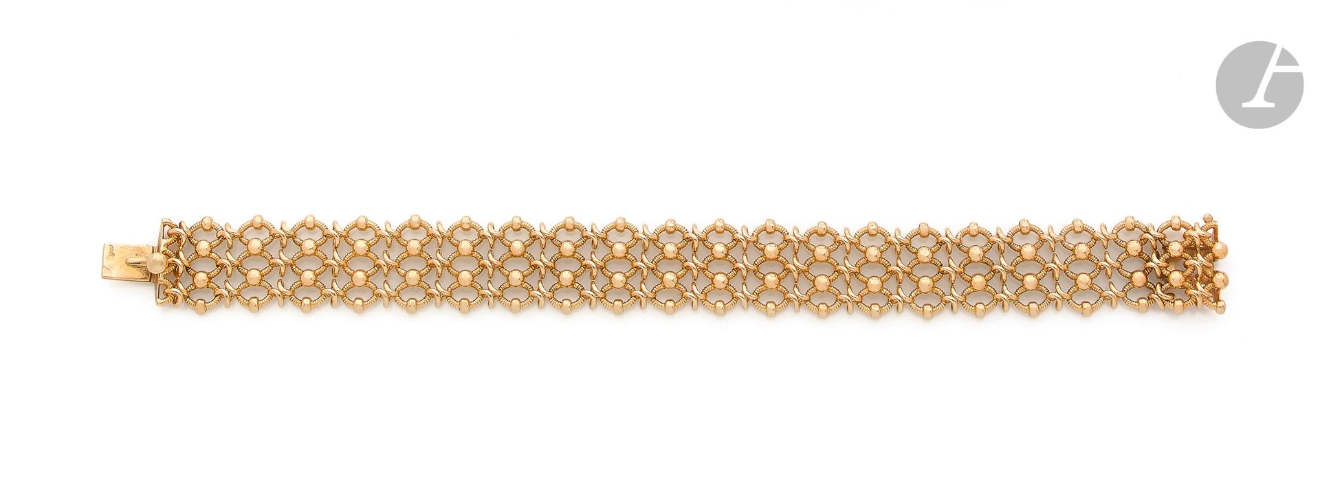 CARTIER
Bracelet souple en or 18K (750 ‰), formant une résille de 4 rangs. Signé. Dans son écrin. Longueur : 17,8 cm environ. Poids : 40 g (on joint des maillons supplémentaires)