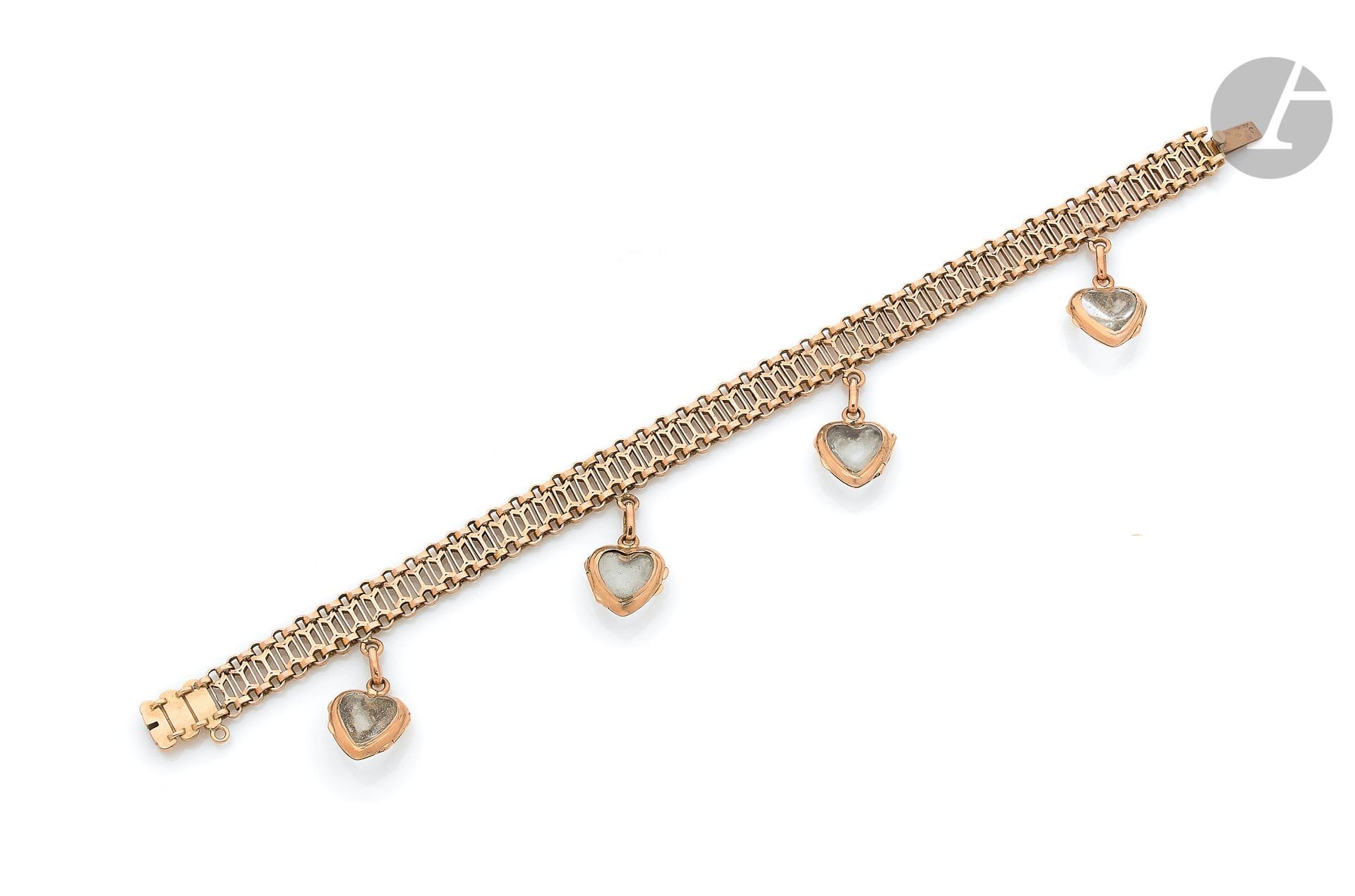 Bracelet en or 18K (750 ‰) rose, retenant en pampilles 4 médaillons ouvrants en verre en forme de cœur. Travail français de la fin du XIXe siècle. Longueur : 18,5 cm environ. 
Poids brut : 22,5 g (usures)