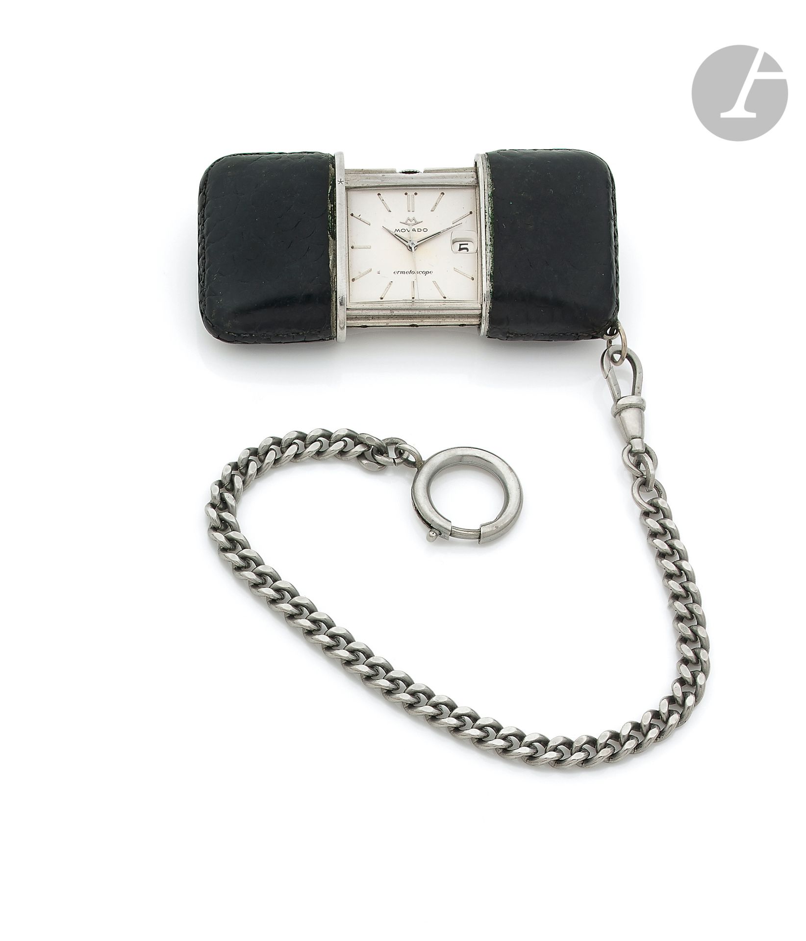 MOVADO Ermetoscope. Vers 1960
N° 1261-405
Montre de sac en acier et cuir, cadran blanc, index bâtons appliqués formant les heures, date par guichet à 3H, mouvement à remontage mécanique par ouverture et fermeture, chaîne en métal. 
Cadran, boîtier et mouvement signés. 
Diamètre : 52 mm x 36 mm